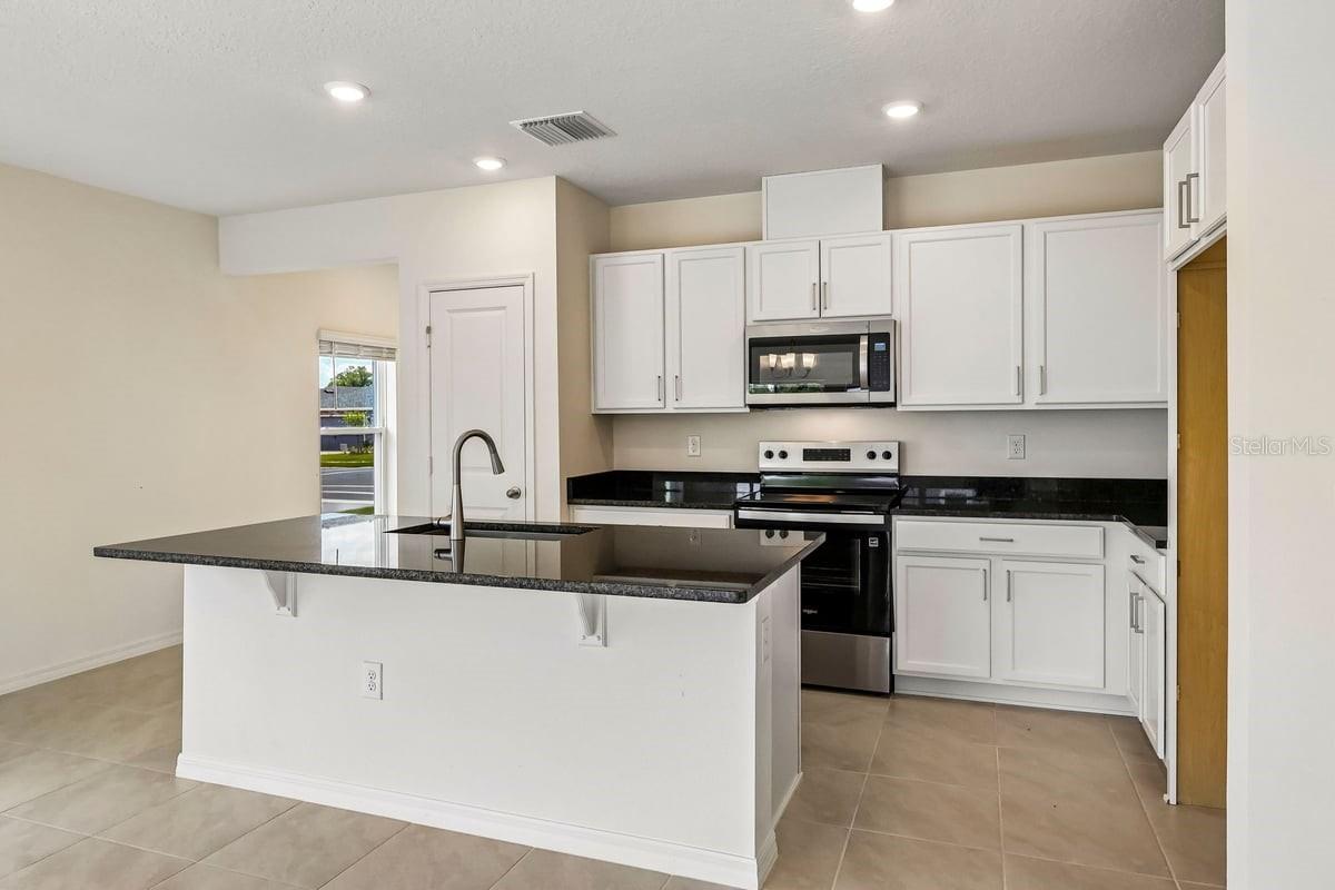 Listing photo 3 for 627 Meadows Edge Pl