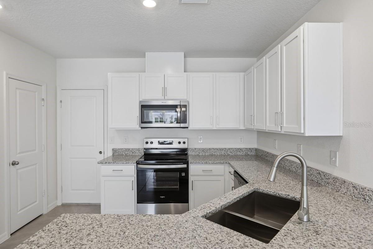 Listing photo 3 for 631 Meadows Edge Pl