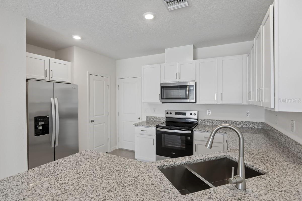 Listing photo 2 for 631 Meadows Edge Pl