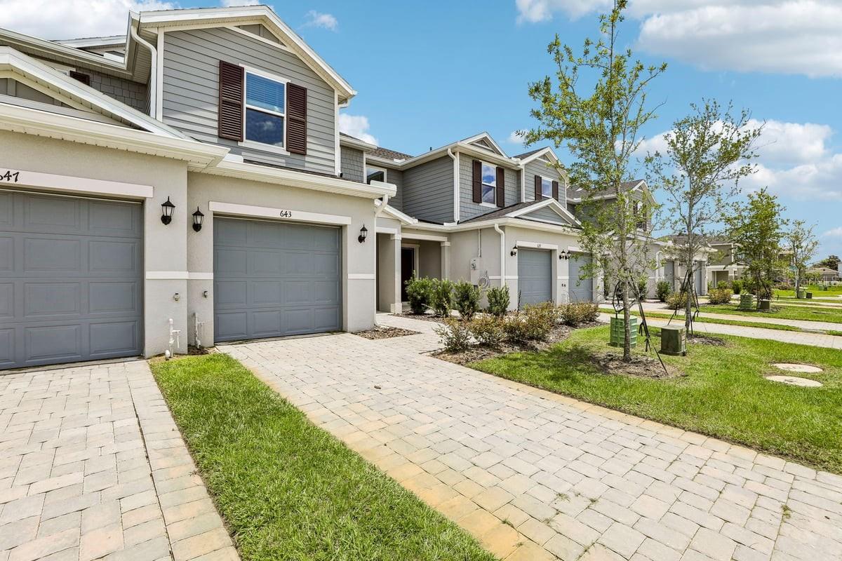 Listing photo 2 for 643 Meadows Edge Pl