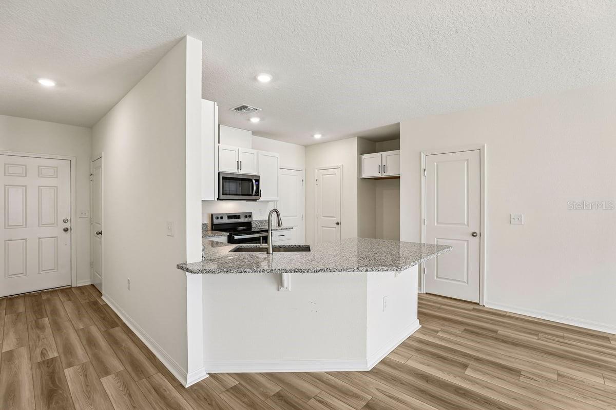 Listing photo 3 for 643 Meadows Edge Pl