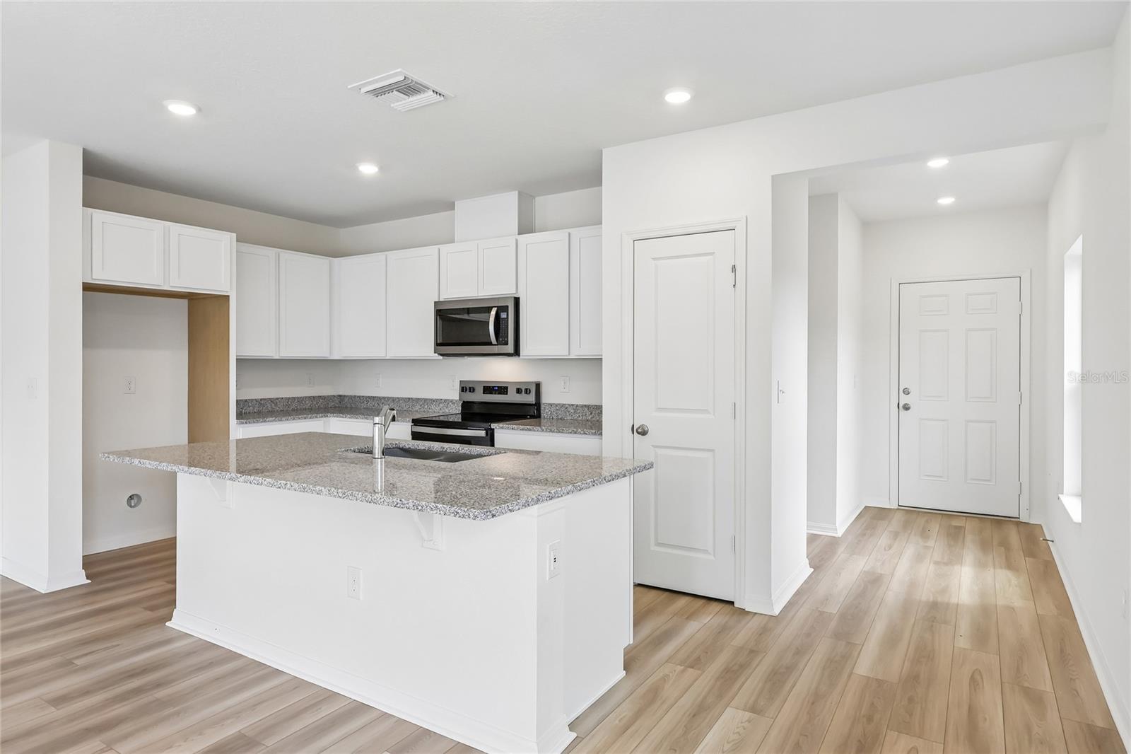 Listing photo 2 for 671 Meadows Edge Pl