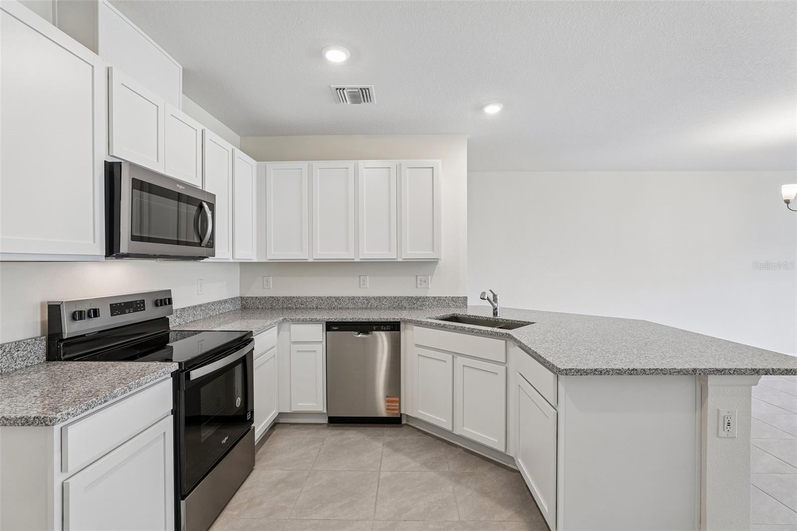 Listing photo 3 for 683 Meadows Edge Pl