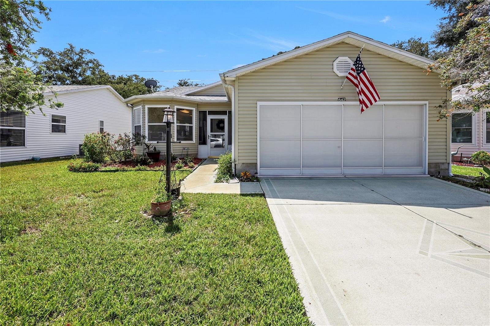 Listing photo 1 for 642 Glen Oaks Dr