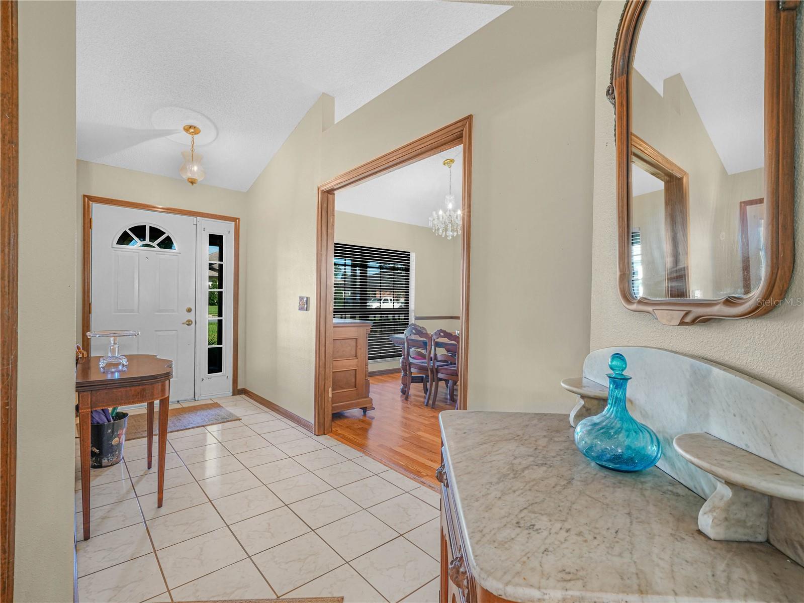 Listing photo 3 for 5657 Bloomfield Blvd