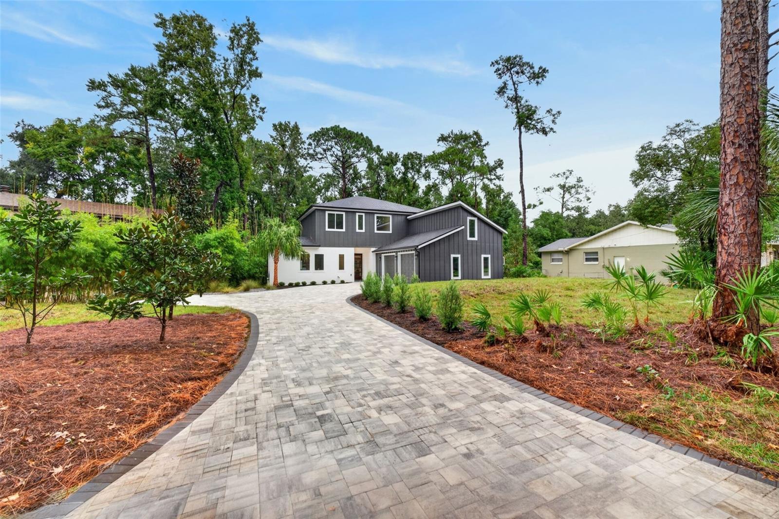 Listing photo 3 for 628 Silver Creek Dr