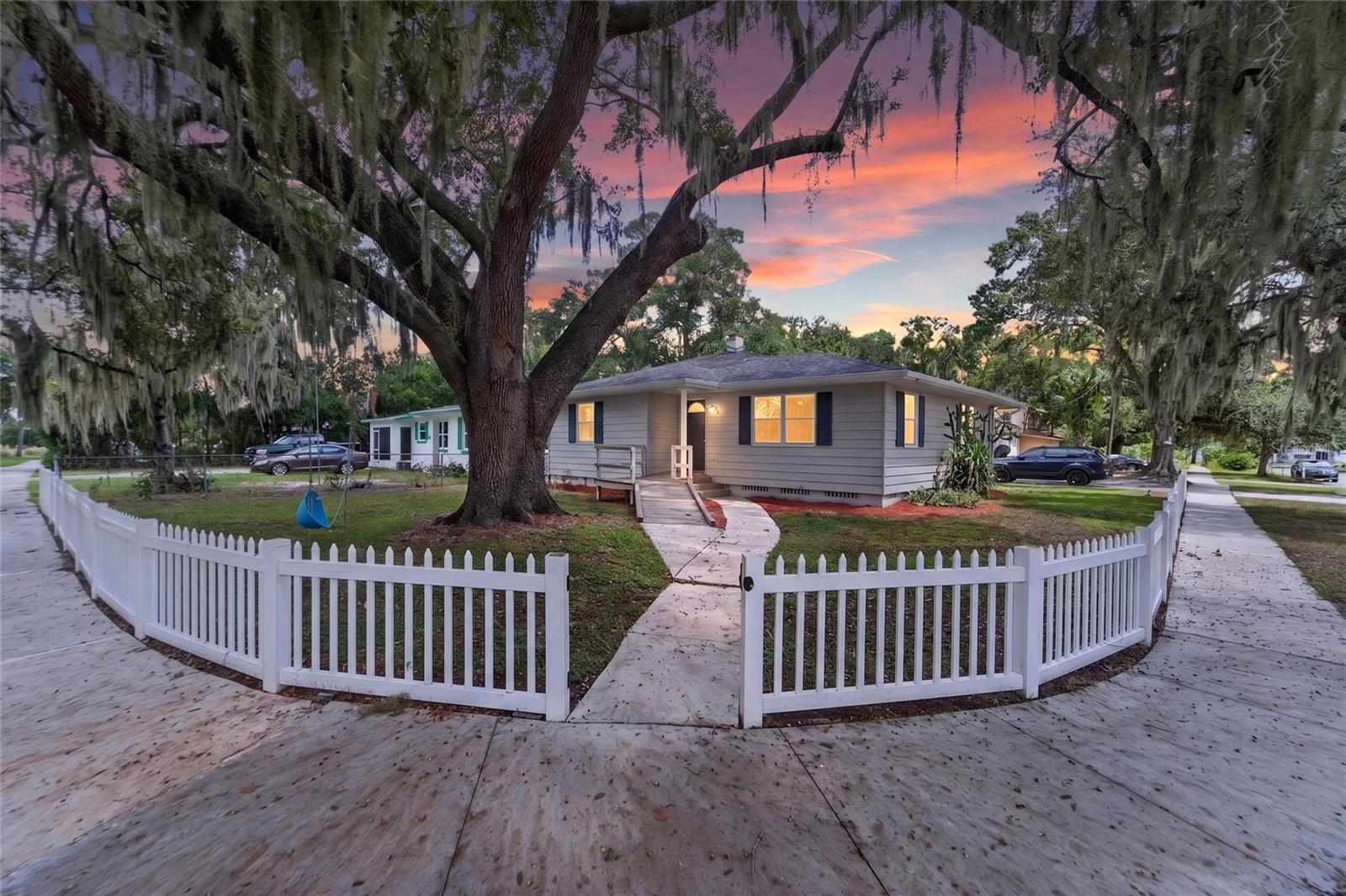 Listing photo 1 for 703 Interlachen Pkwy