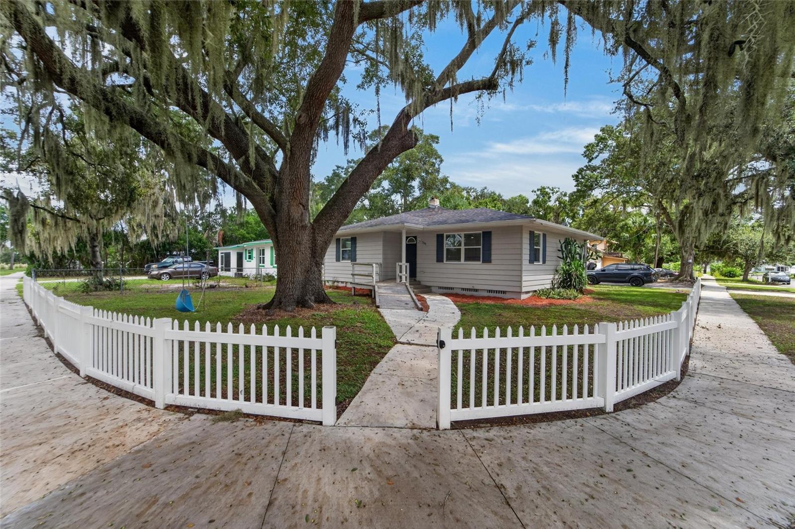 Listing photo 2 for 703 Interlachen Pkwy