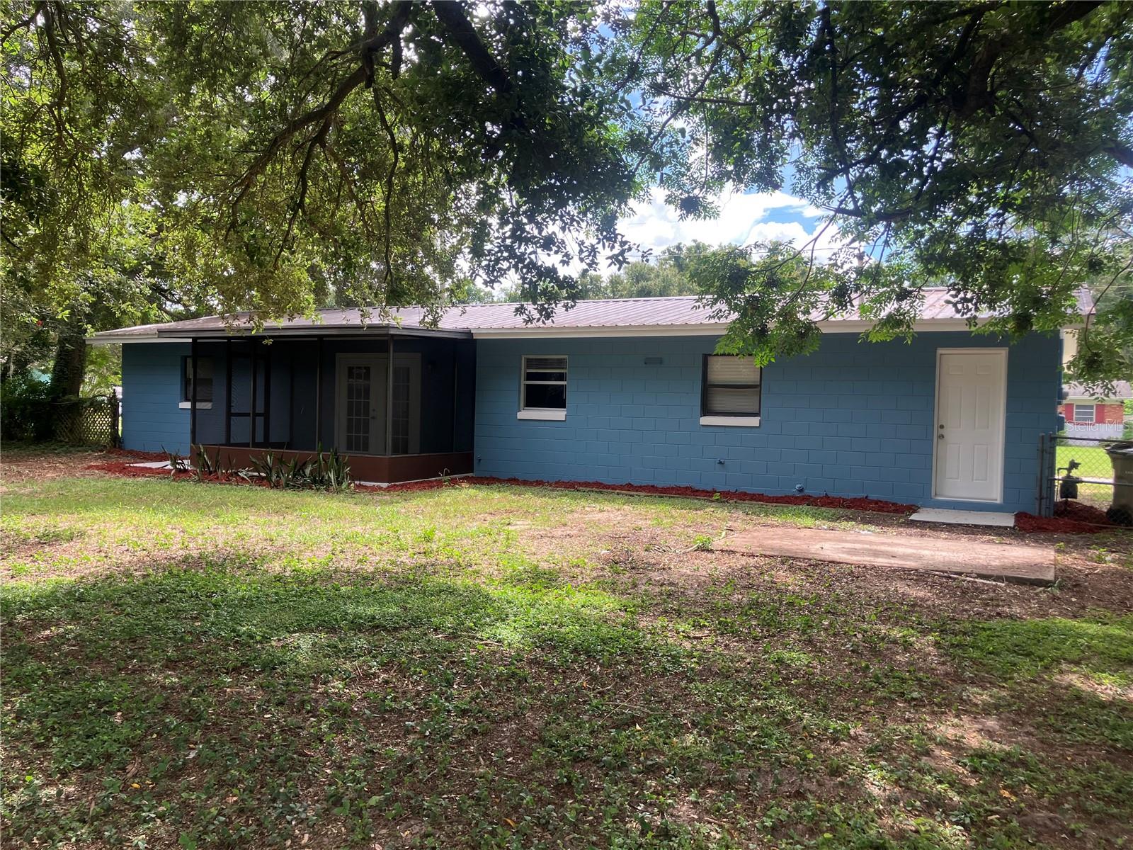 Listing photo 2 for 2013 Live Oak Dr