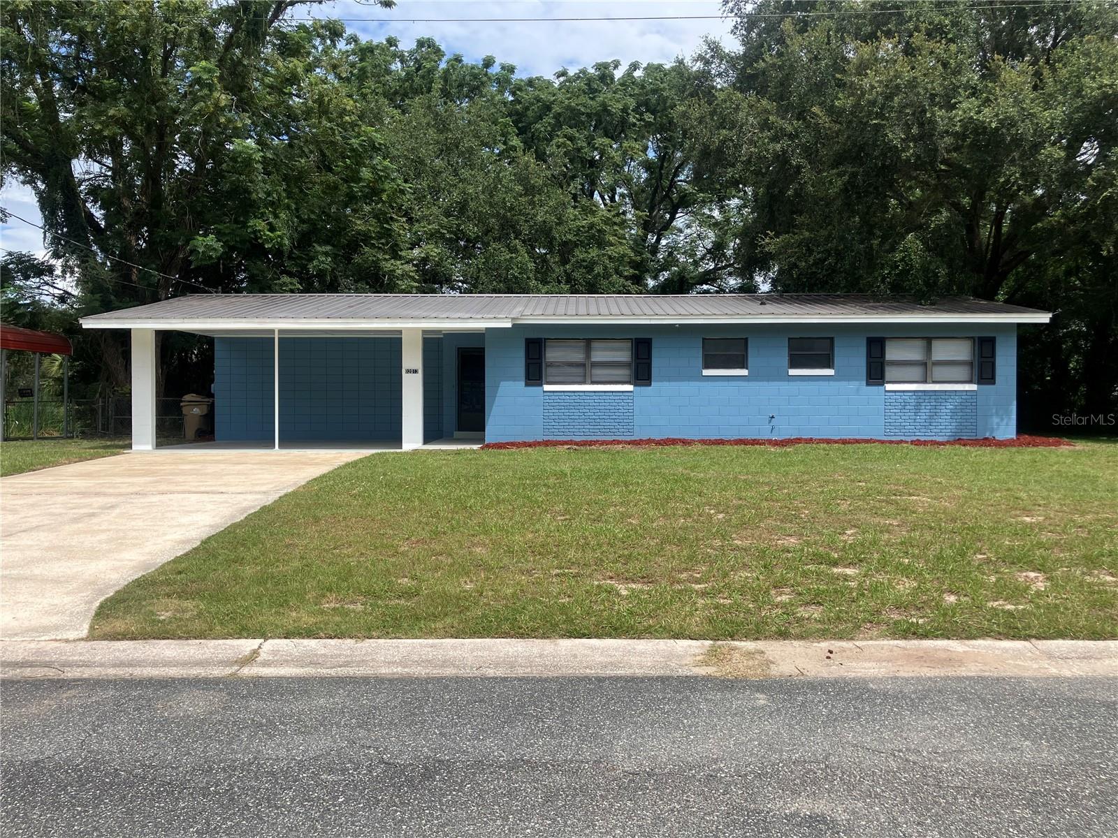 Listing photo 1 for 2013 Live Oak Dr