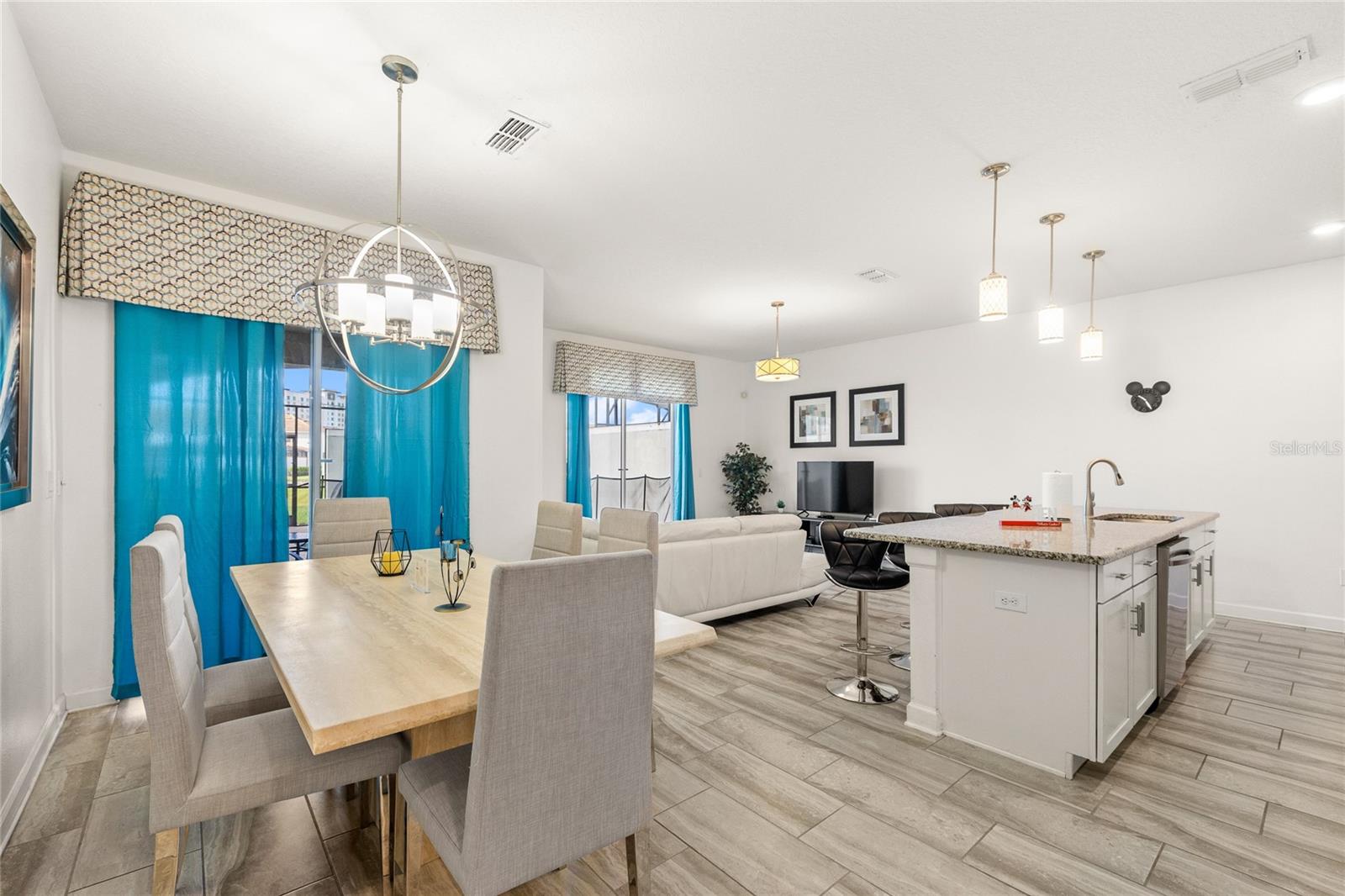 Listing photo 3 for 3054 Gatsby St