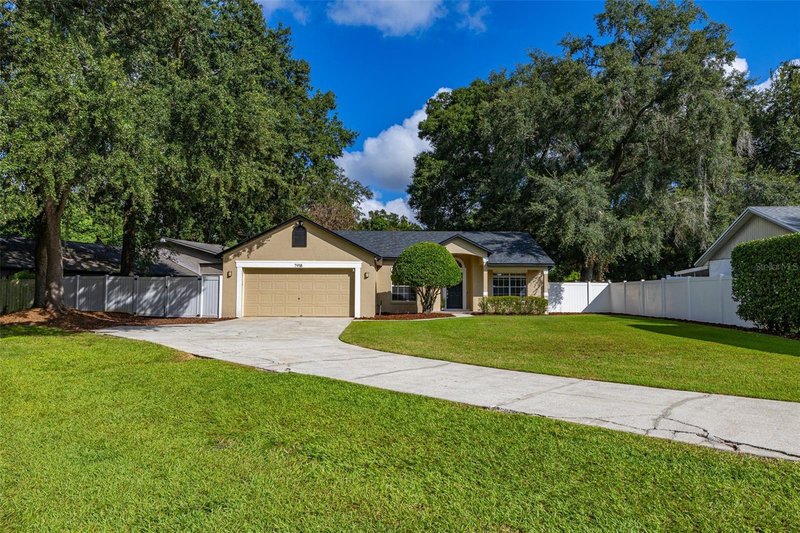 7918 LAKESIDE WOODS DRIVE
