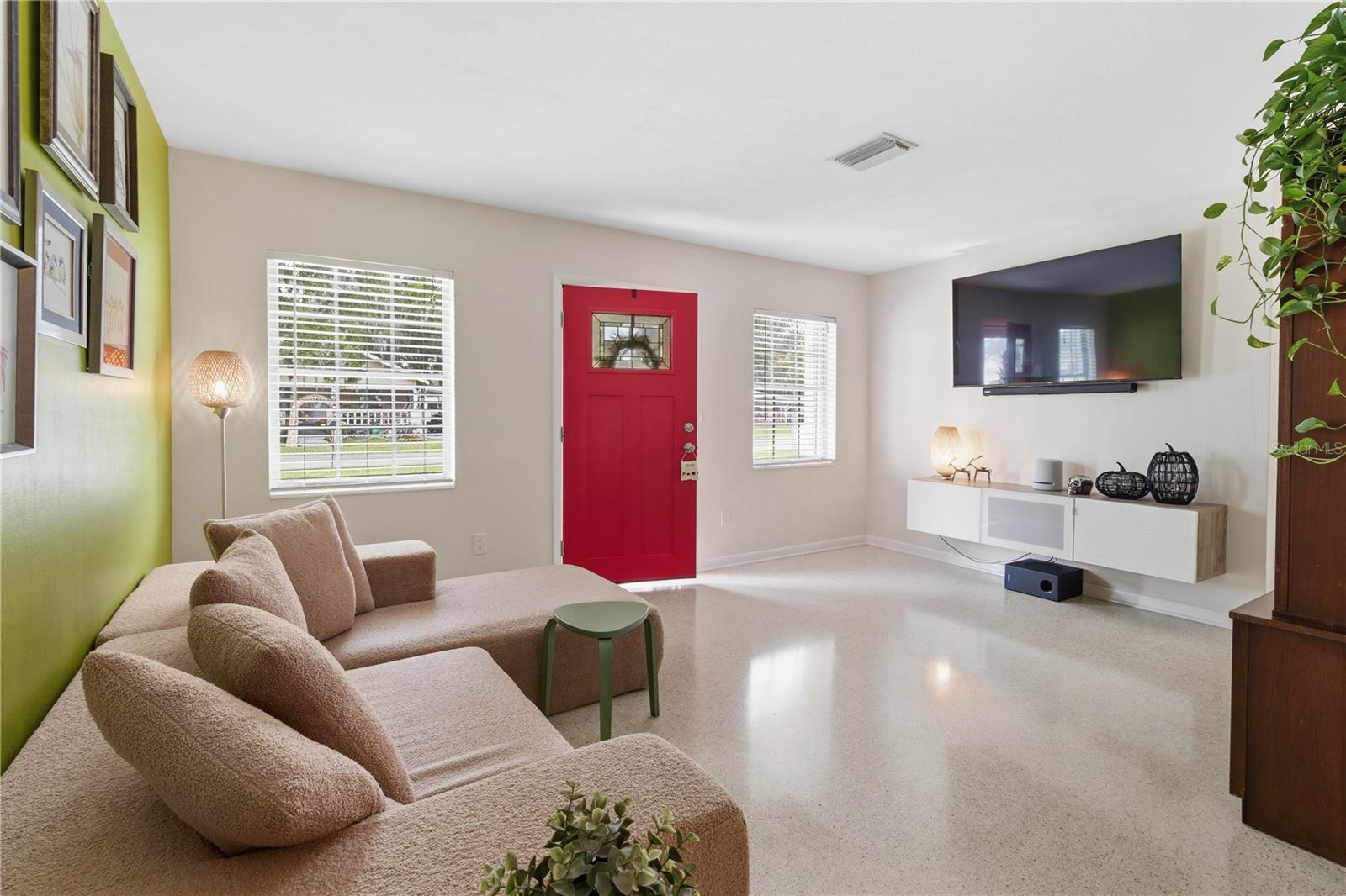 Listing photo 2 for 222 6th St Ne