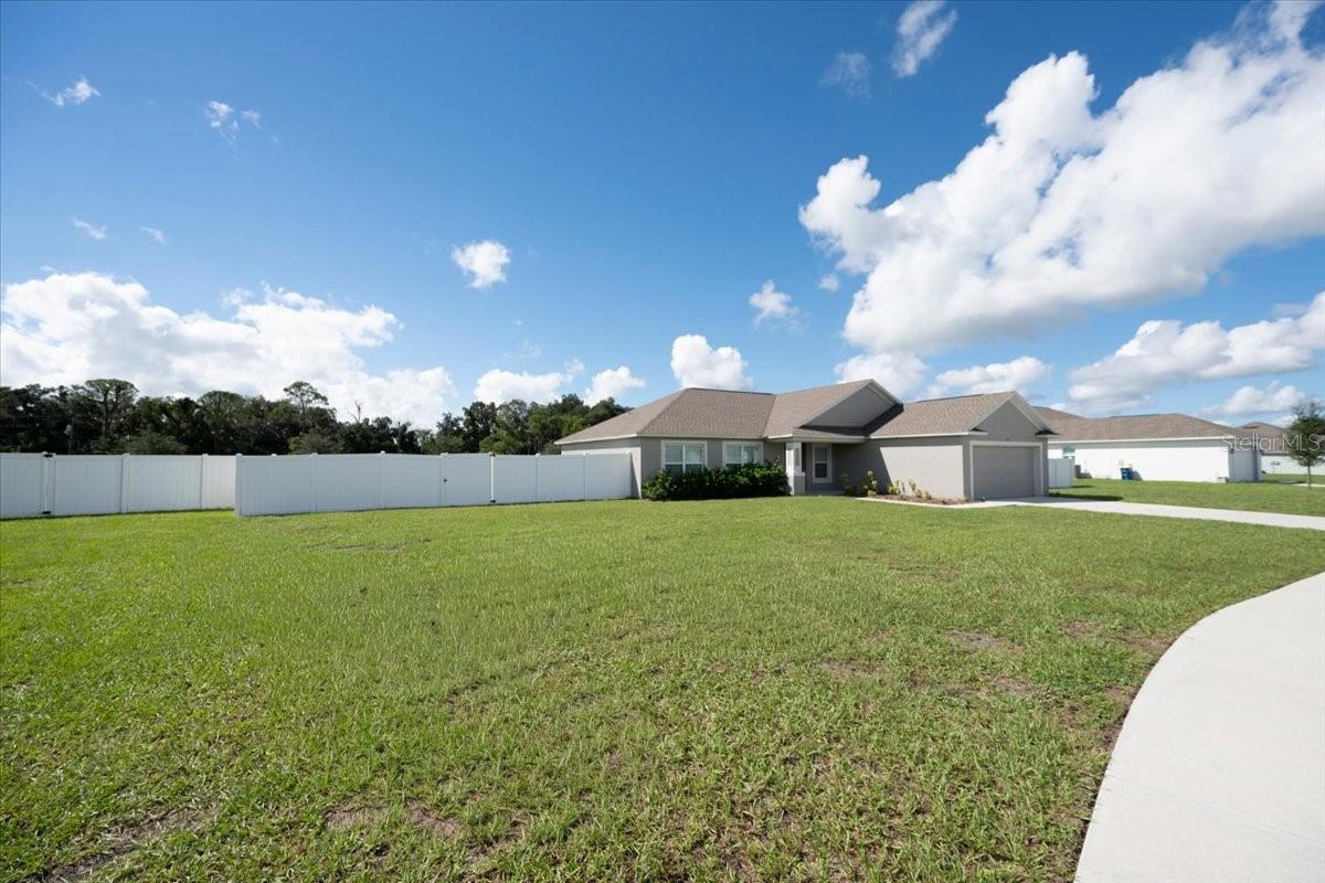 Listing photo 2 for 912 Lochland Loop