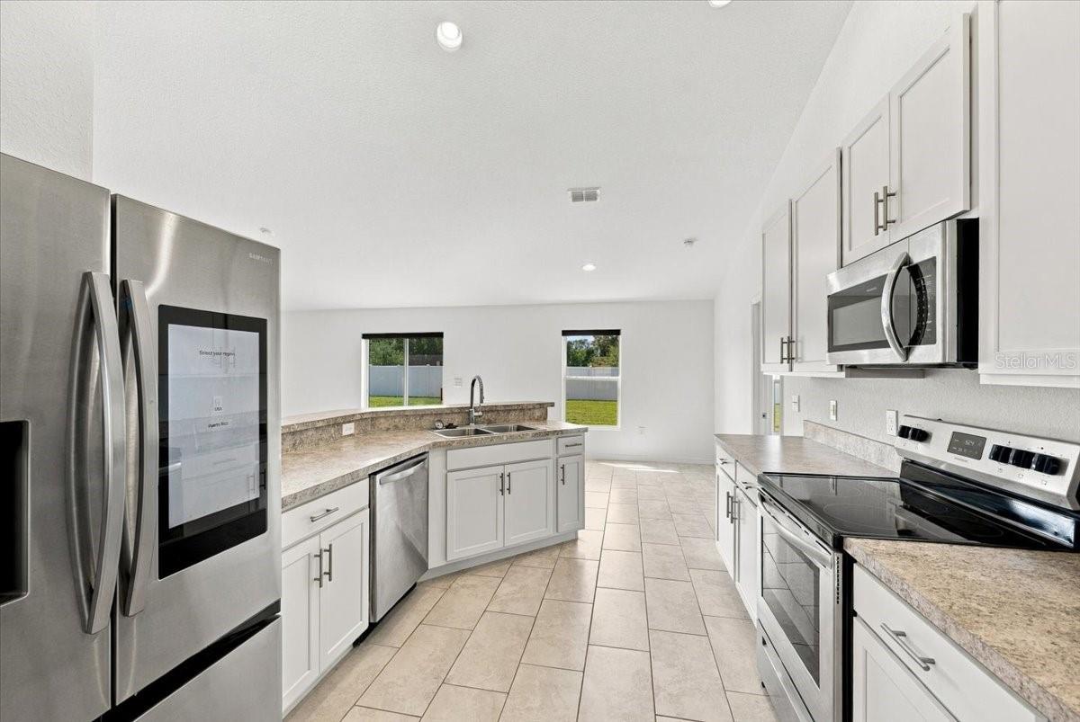 Listing photo 3 for 912 Lochland Loop