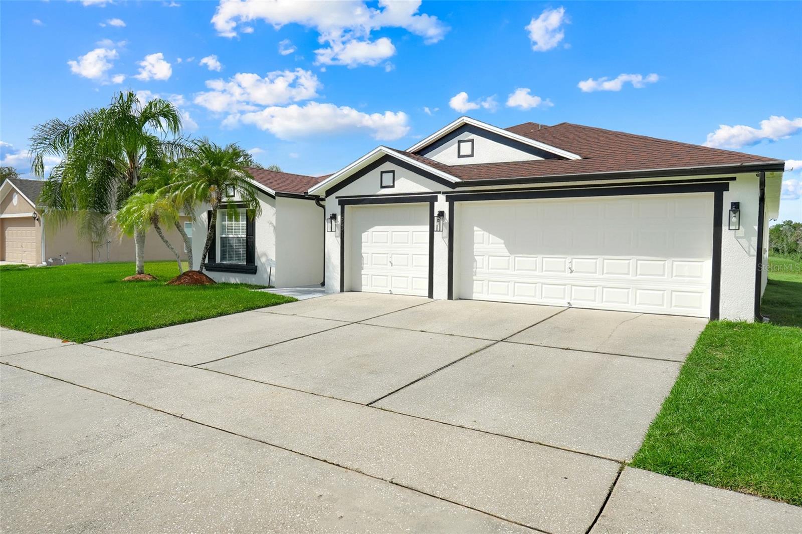 Listing photo 3 for 831 Belhaven Dr