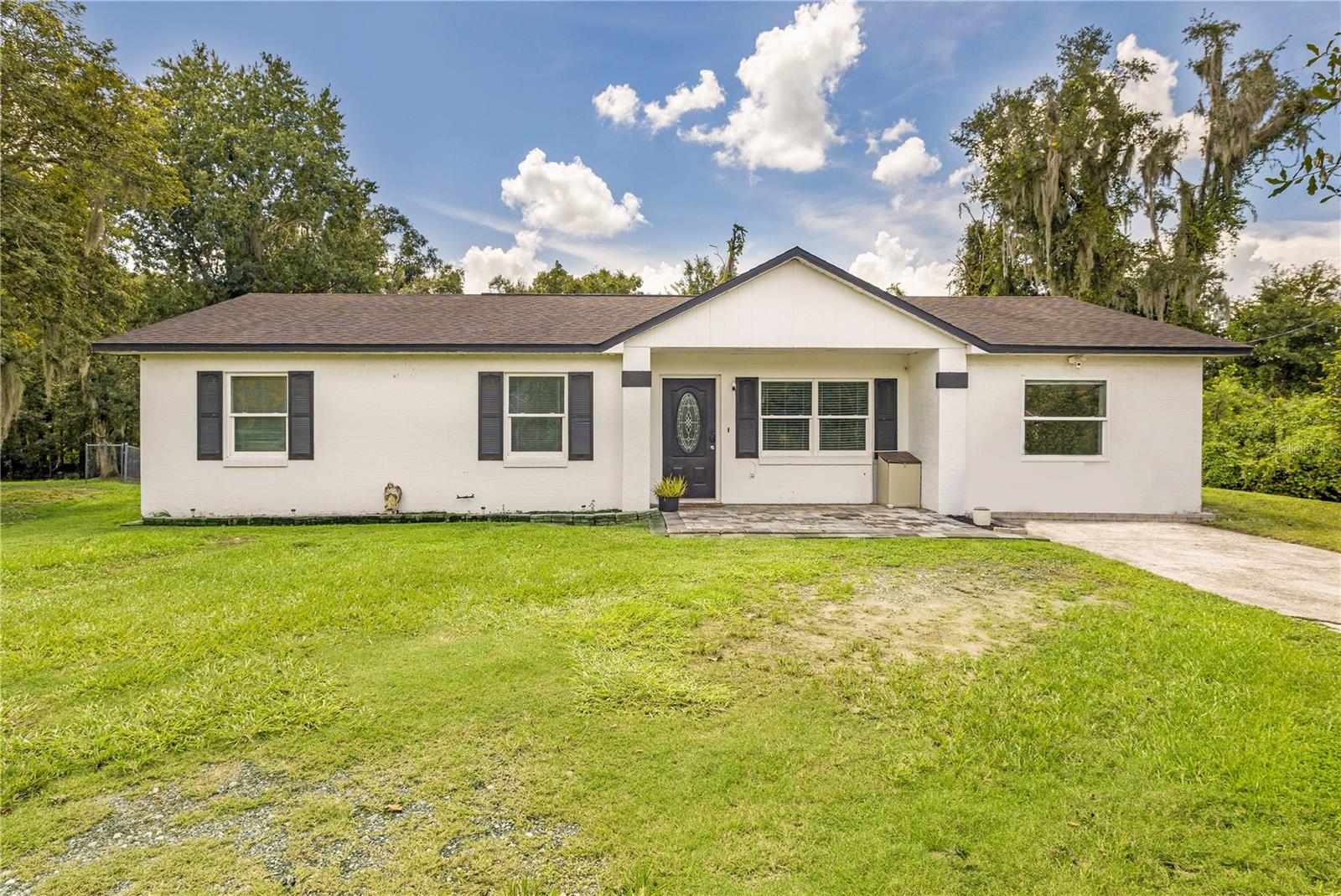 Listing photo 1 for 802 Fox Lake Dr