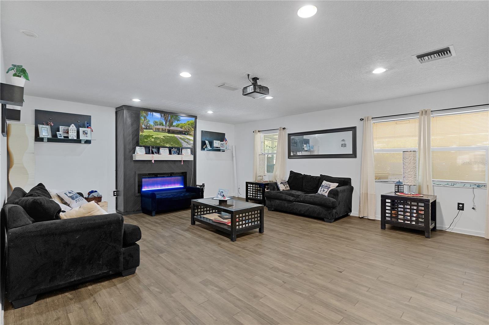 Listing photo 3 for 1124 N Grant Ave