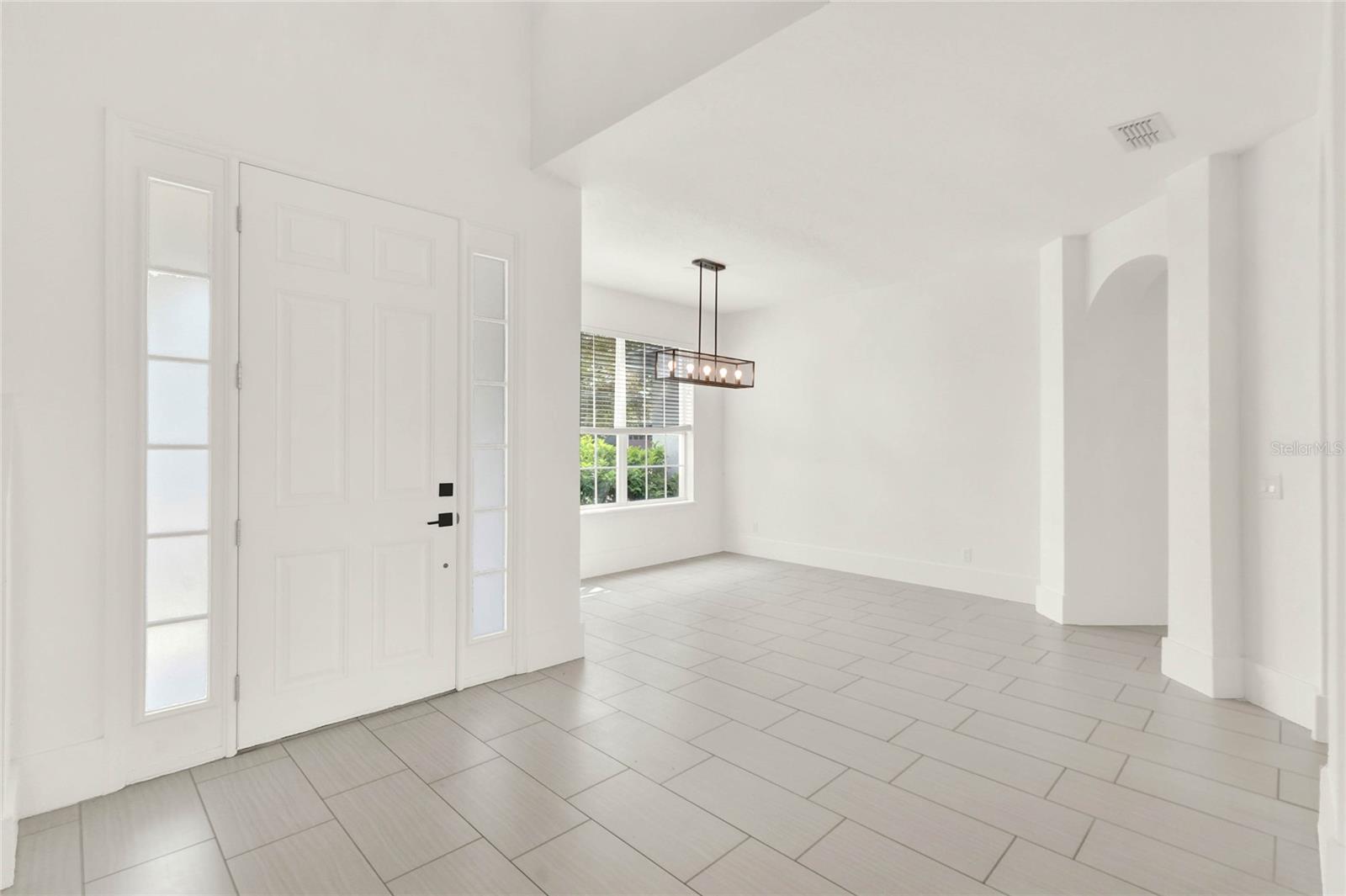 Listing photo 3 for 23503 Valderama Ln
