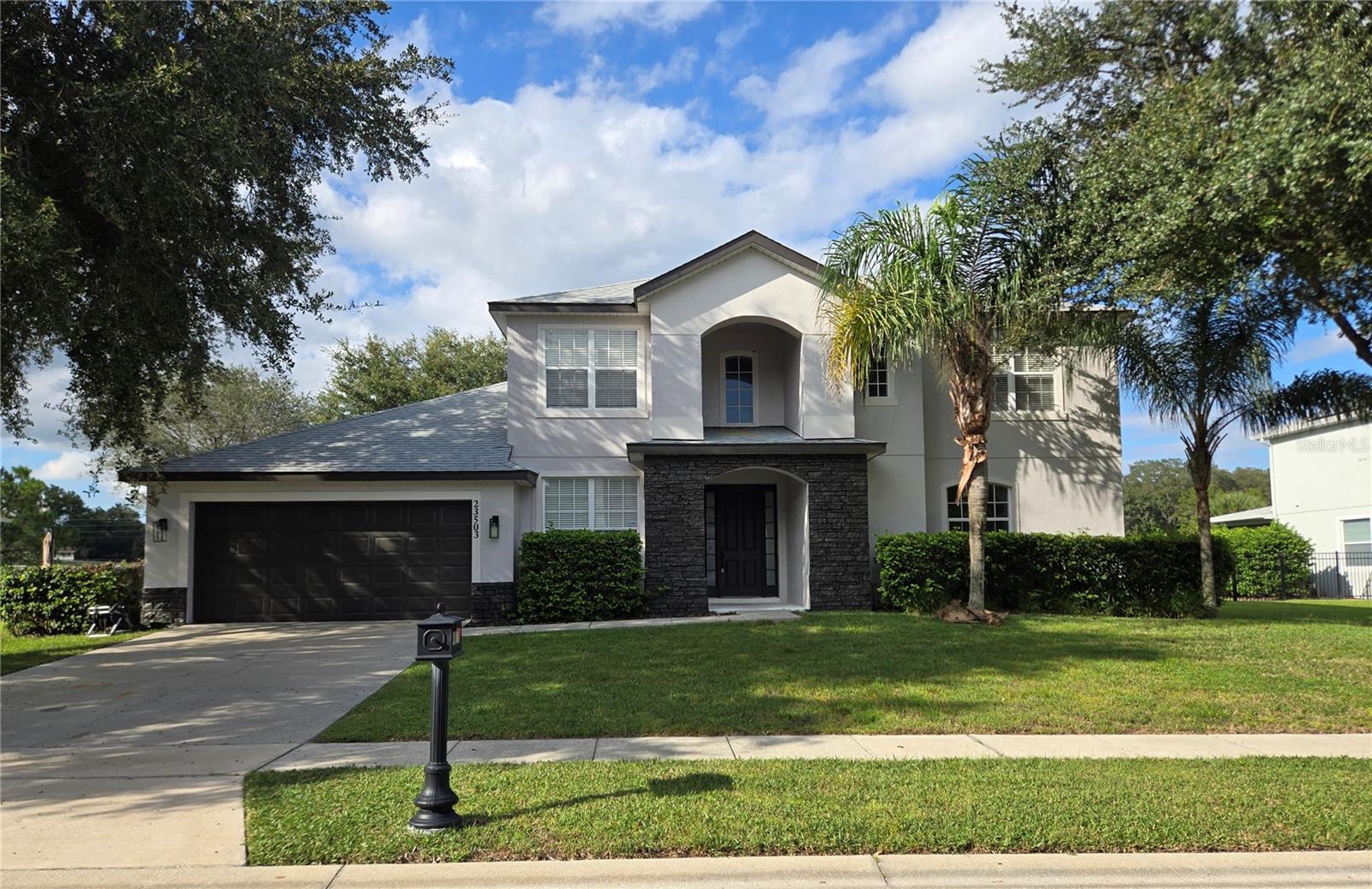 Listing photo 1 for 23503 Valderama Ln