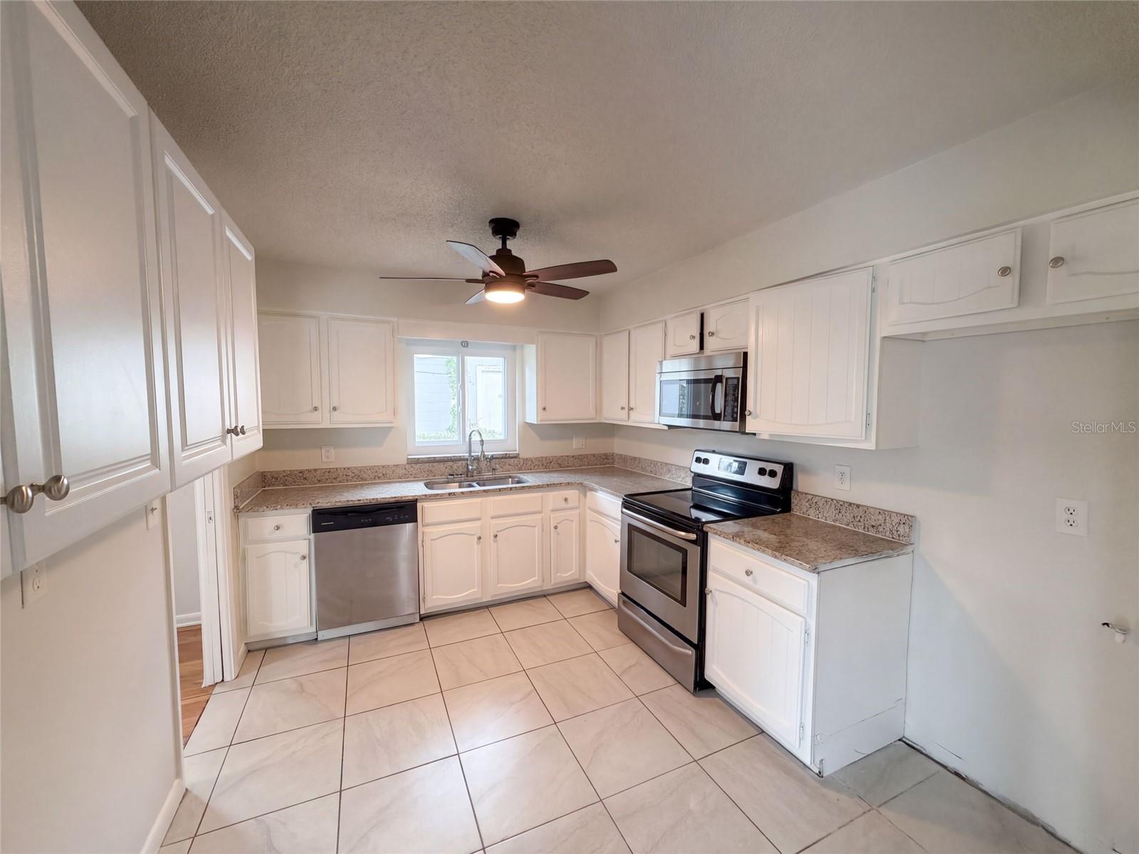 Listing photo 2 for 4610 Devon Ave