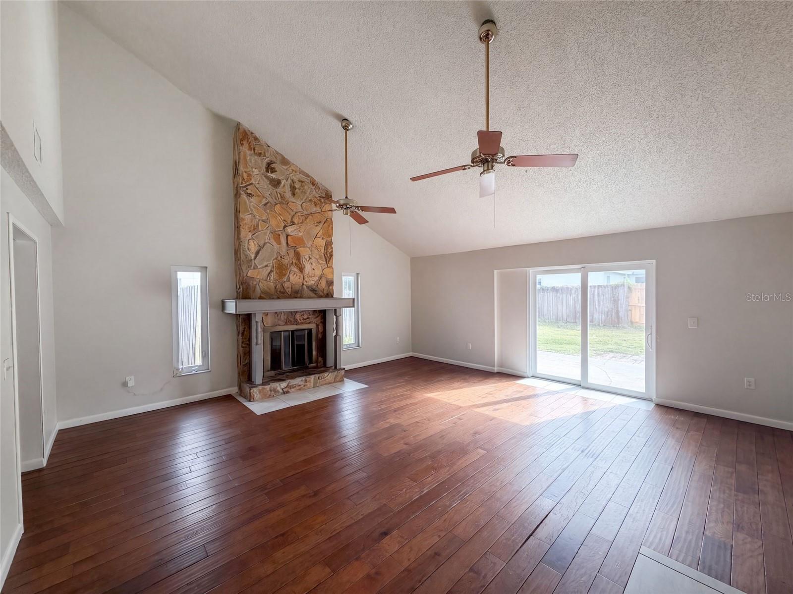 Listing photo 3 for 4610 Devon Ave