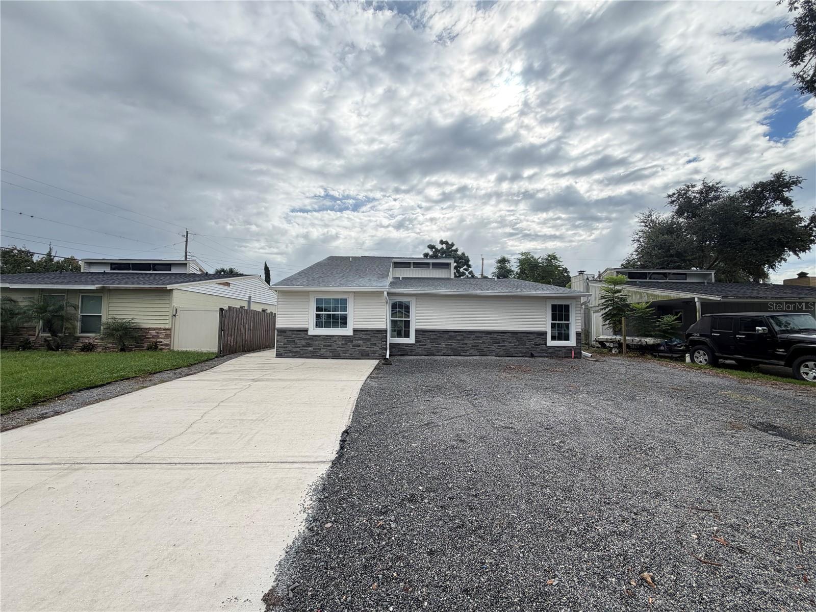 Listing photo 1 for 4610 Devon Ave