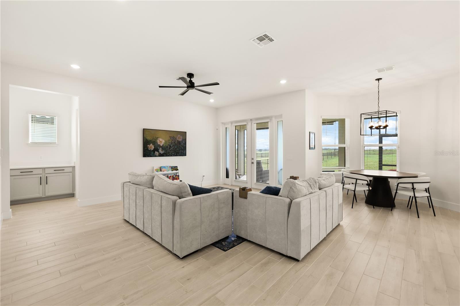 Listing photo 3 for 16513 Silver Brook Way
