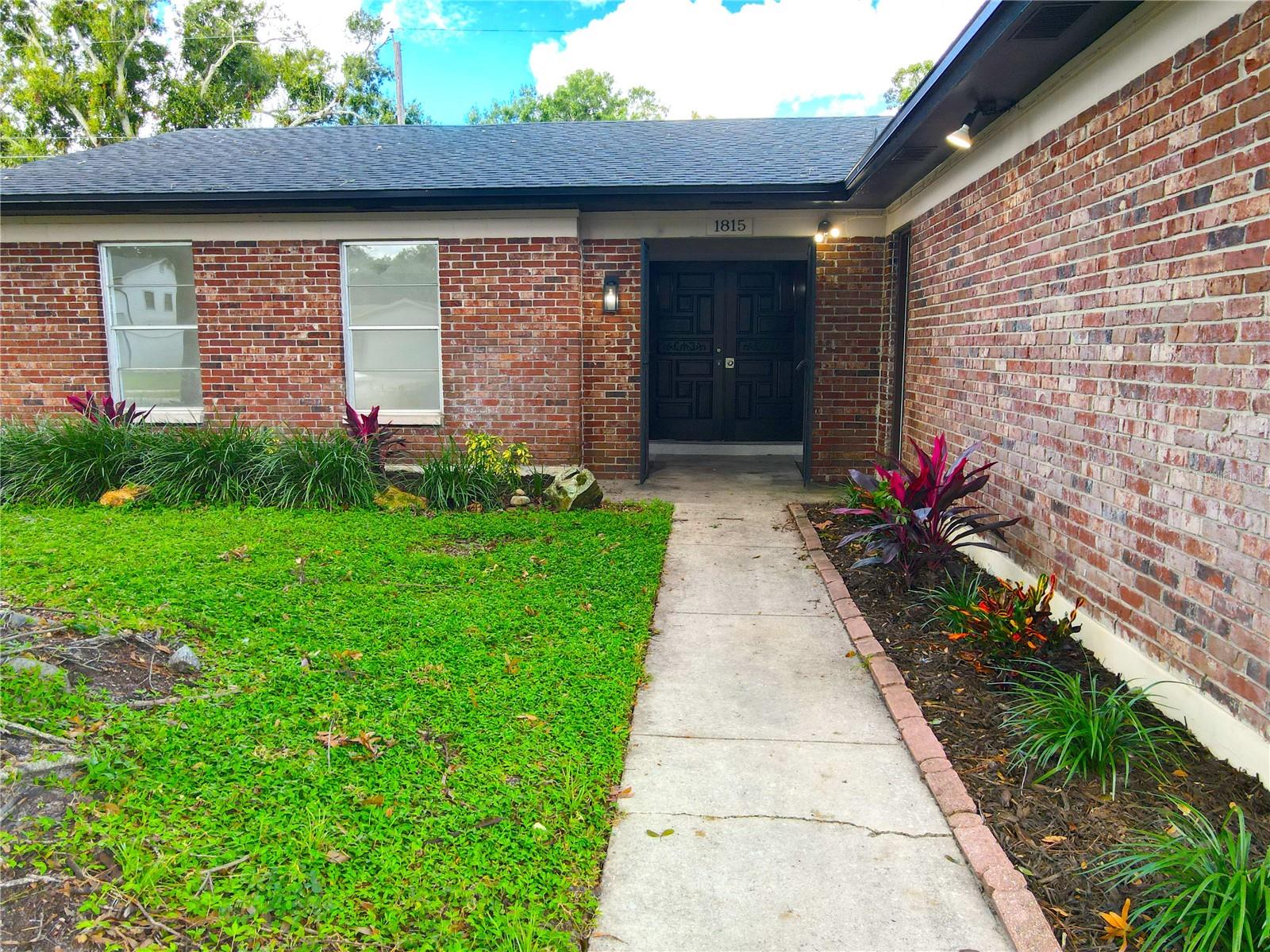 Listing photo 3 for 1815 Lowry Ave