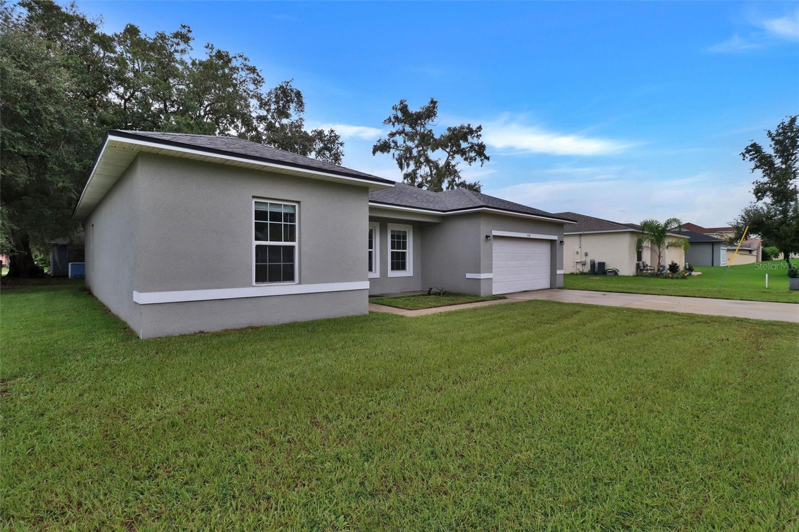 Listing photo 2 for 528 Finch Ln