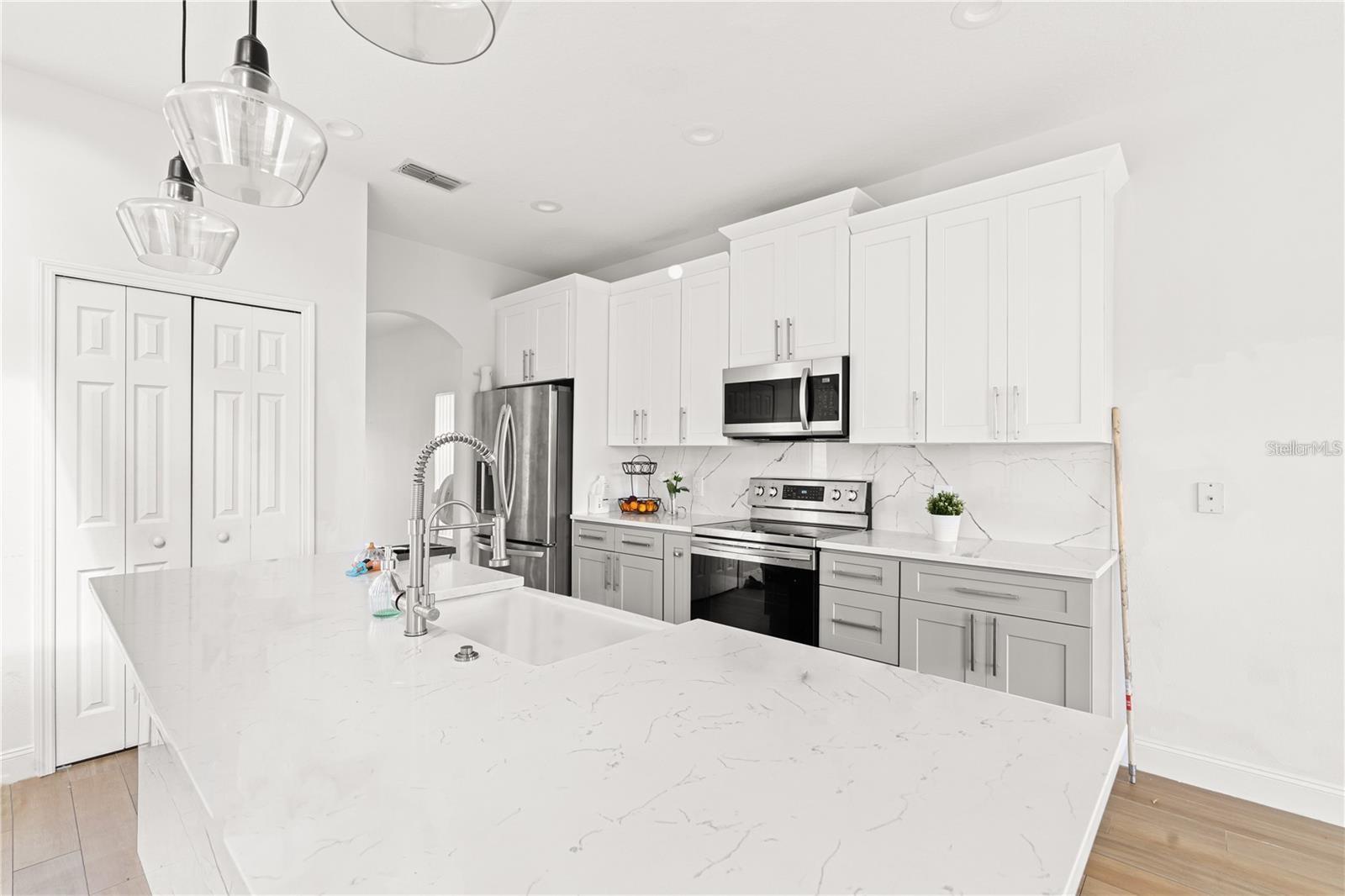 Listing photo 3 for 351 Bridgewater Dr