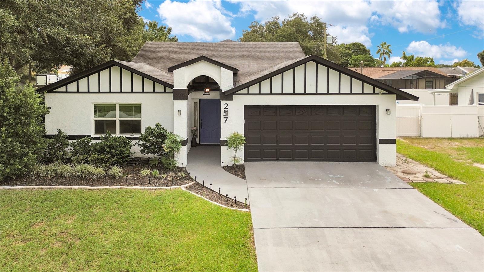Listing photo 1 for 257 Padgett Pl N