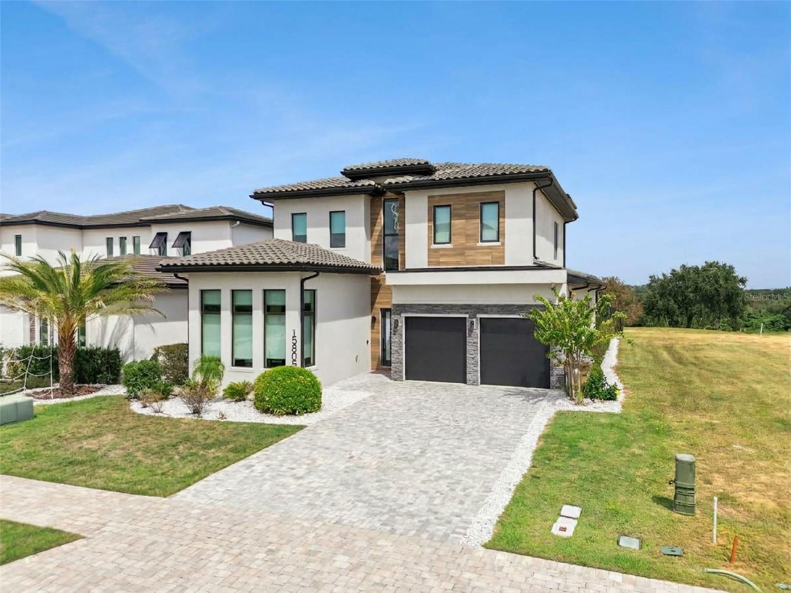 Listing photo 3 for 15805 Vetta Dr