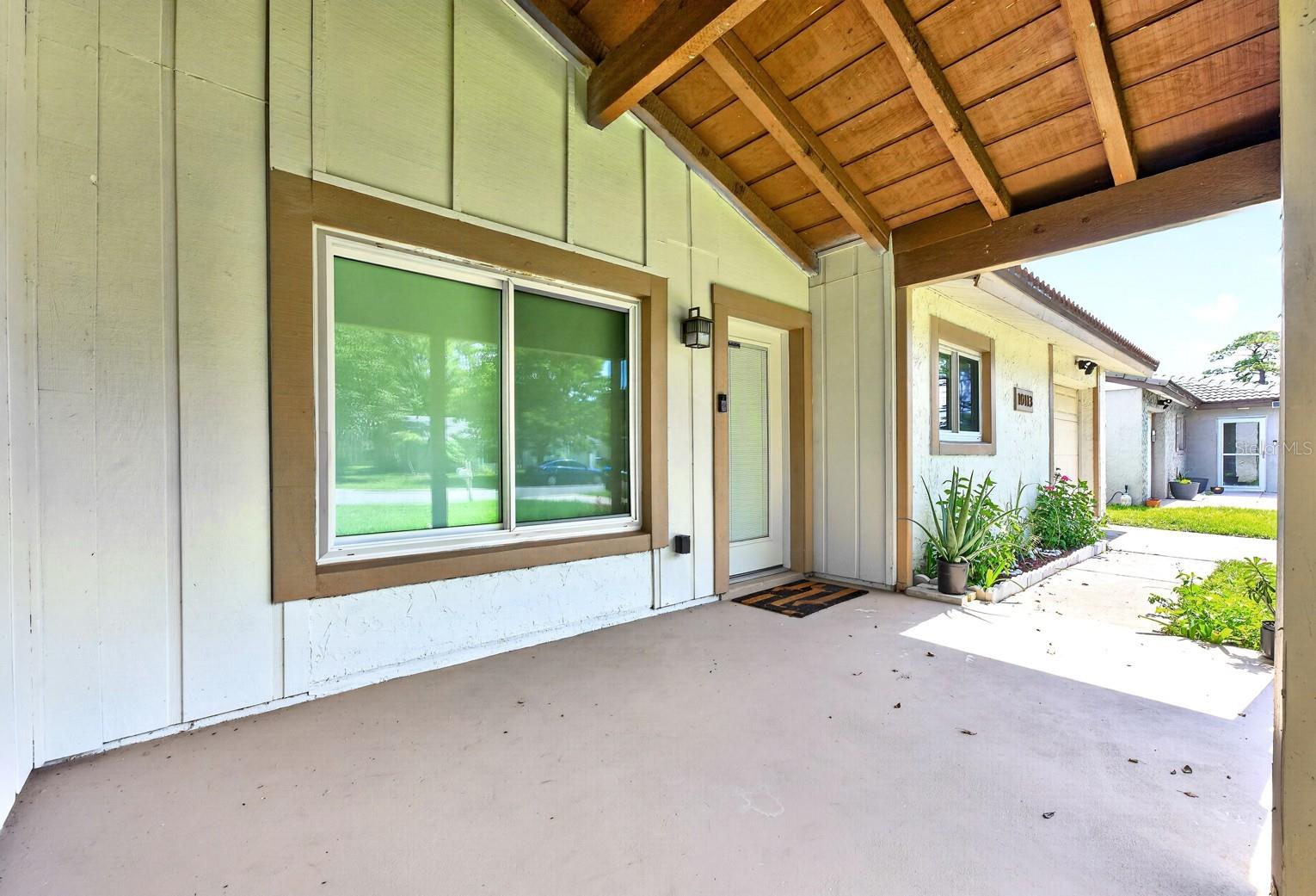Listing photo 3 for 10113 Allenby Ct