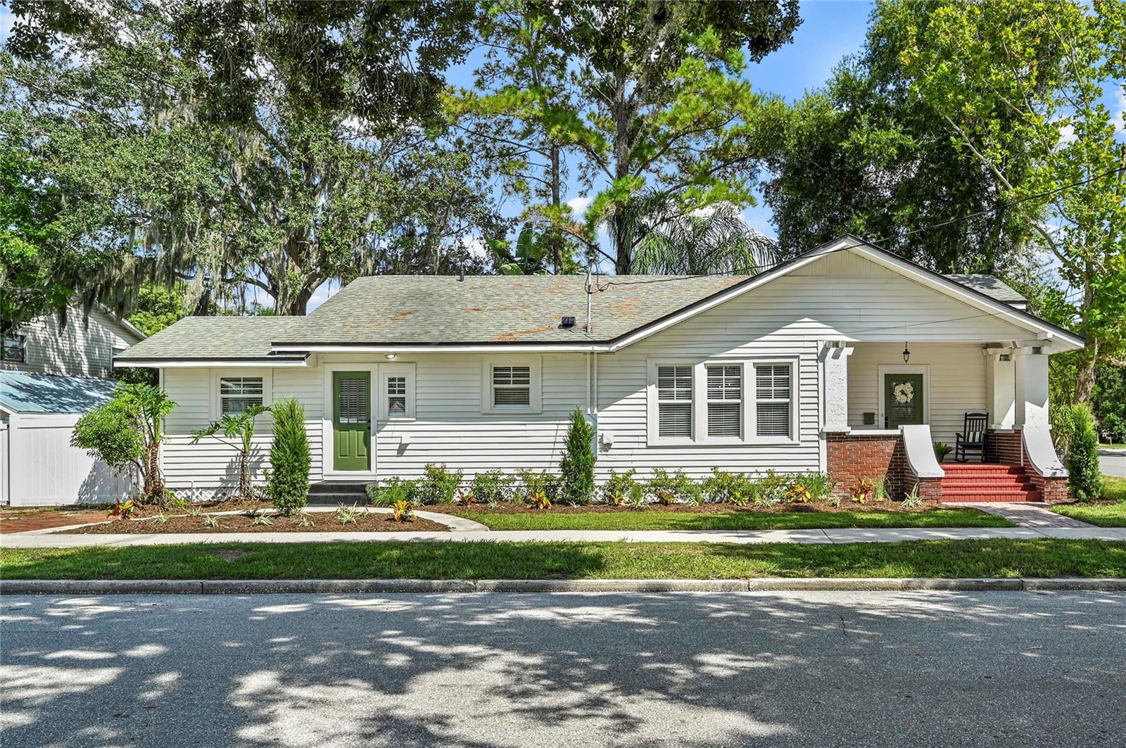 Listing photo 1 for 1 E Princeton St
