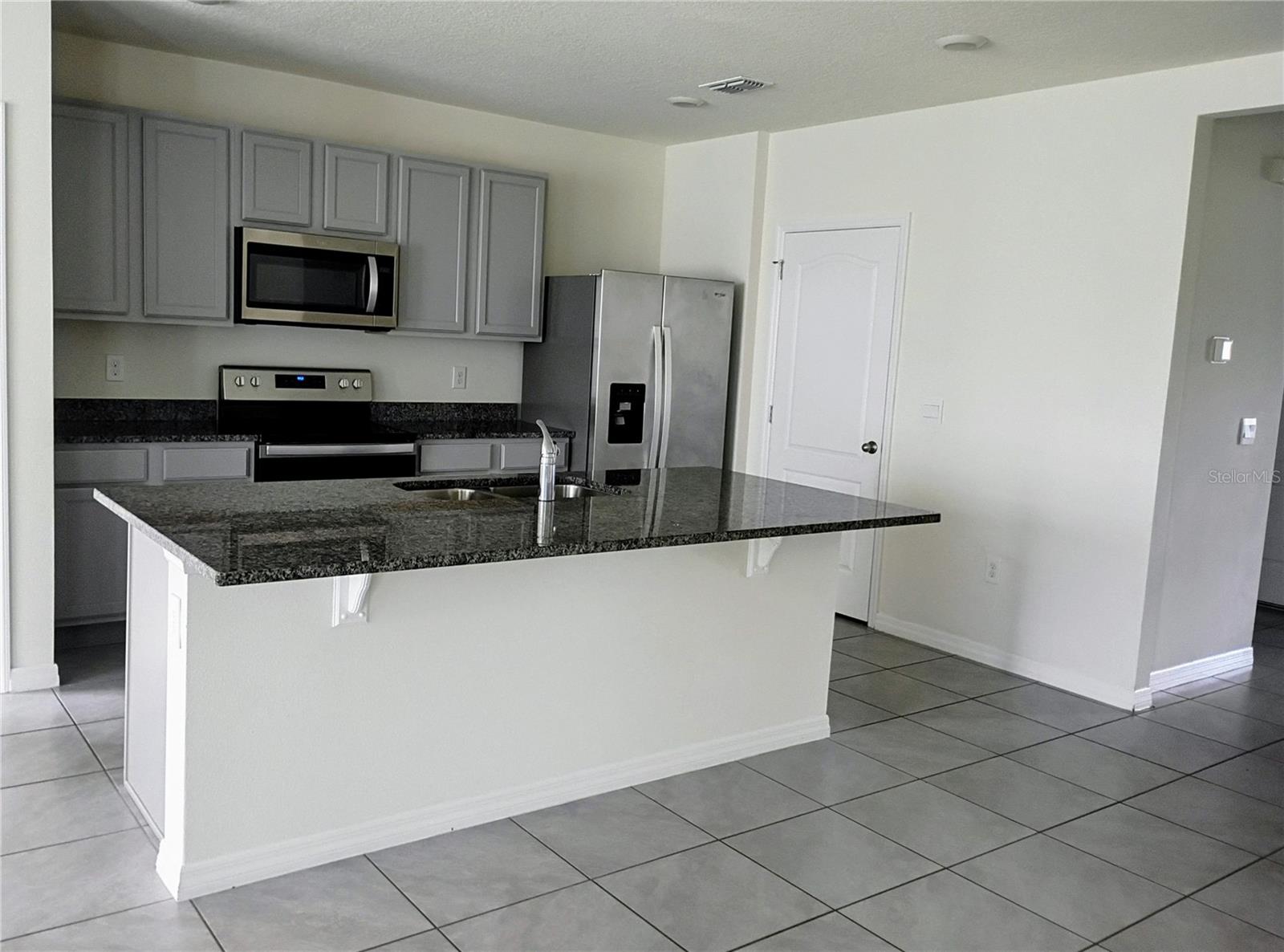 Listing photo 3 for 2637 Rowan St