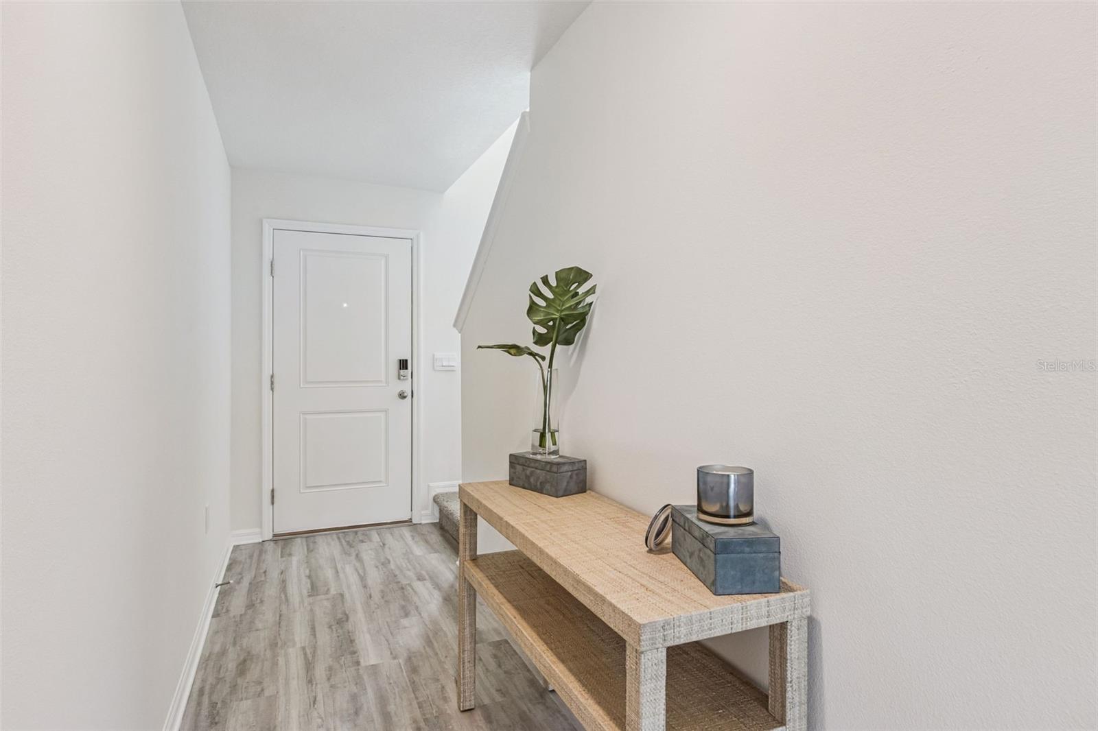 Listing photo 2 for 1544 Robin St