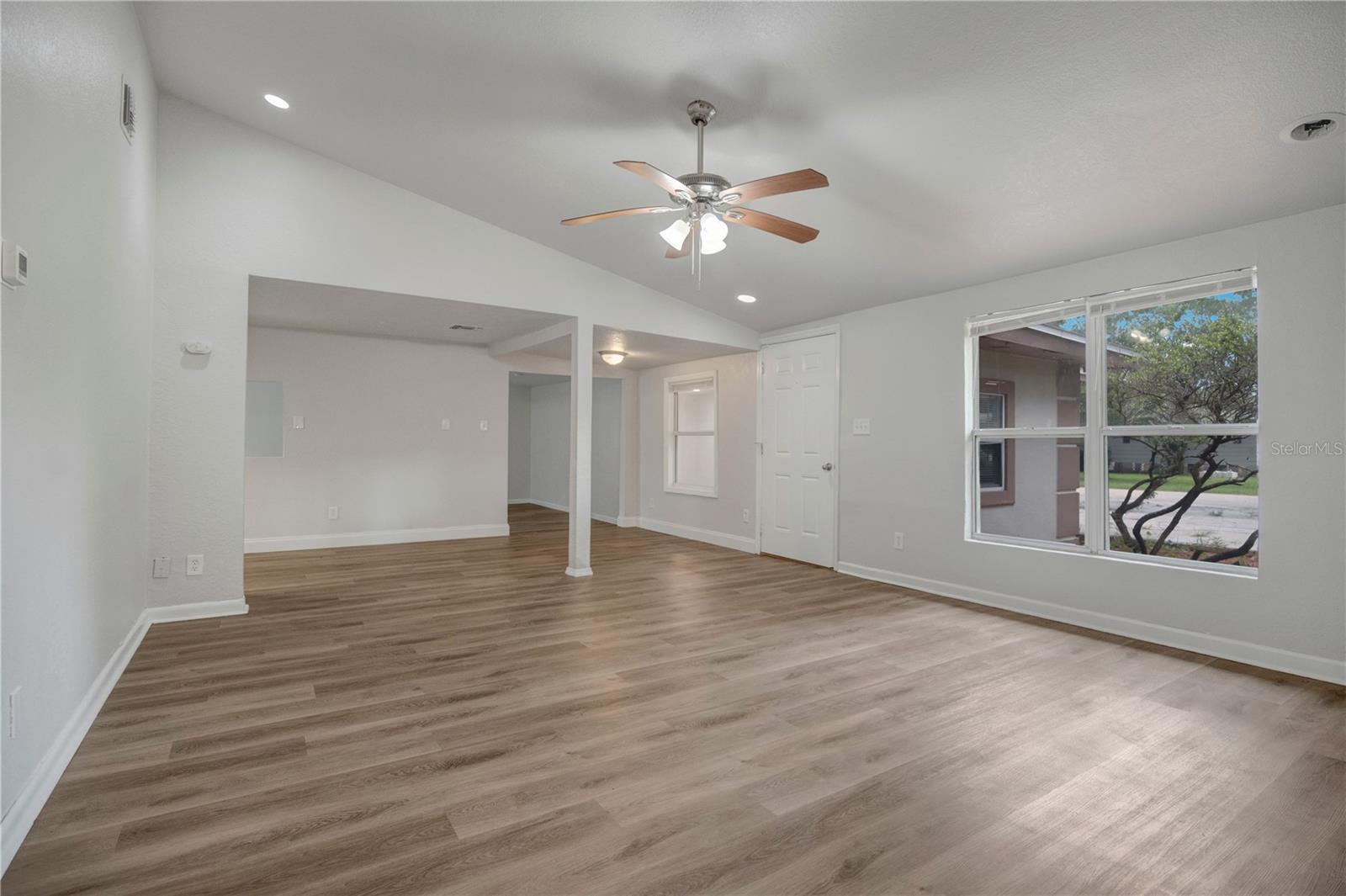 Listing photo 3 for 3724 Washington St