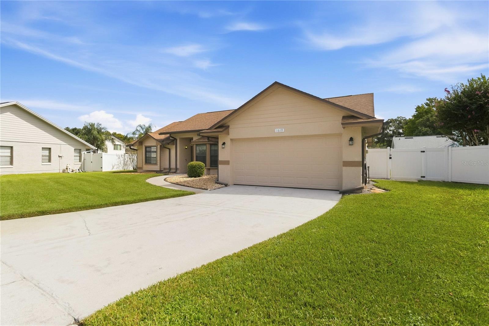 Listing photo 3 for 1619 Red Clover Ct
