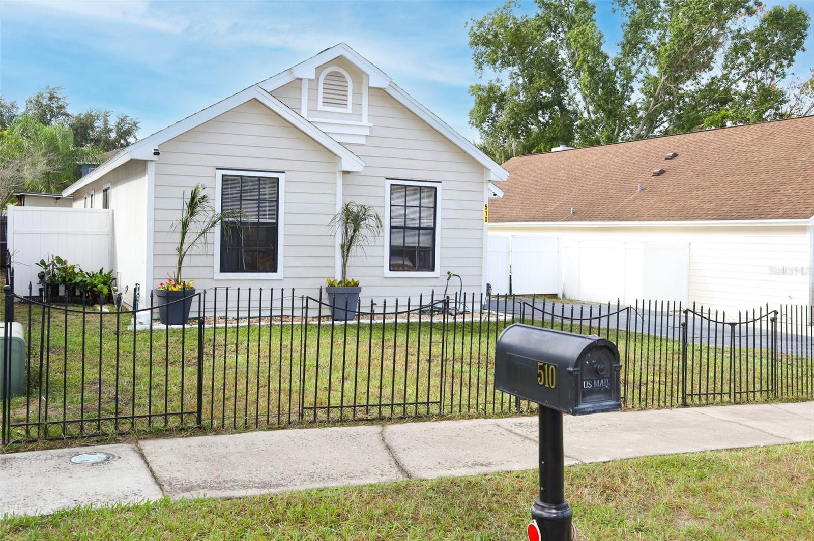 Listing photo 1 for 510 Conure St