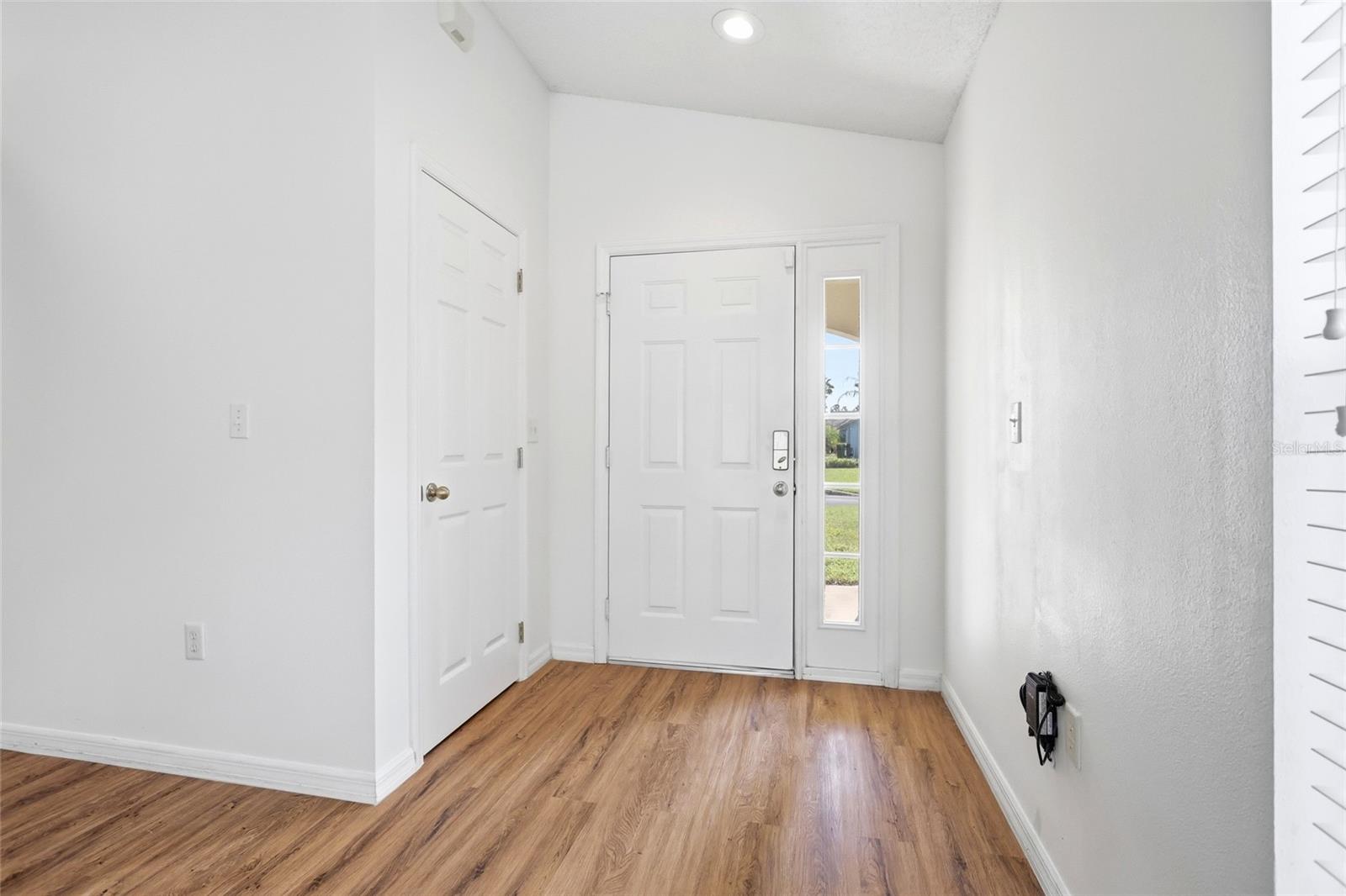 Listing photo 3 for 1500 Casterton Cir