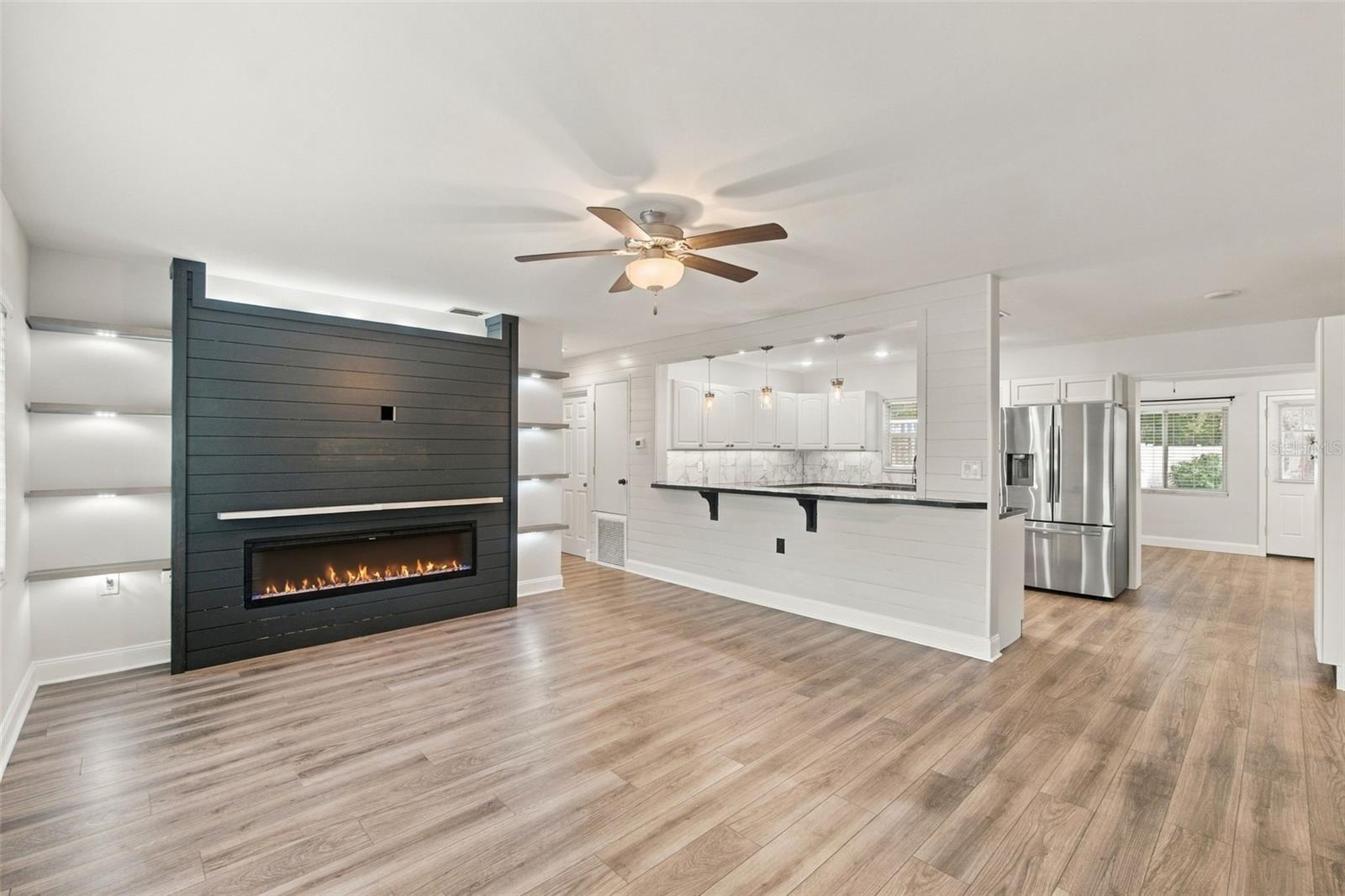 Listing photo 2 for 930 Dora Ave