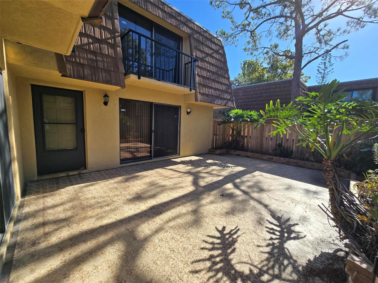 Listing photo 2 for 5280 Coral Ct #614