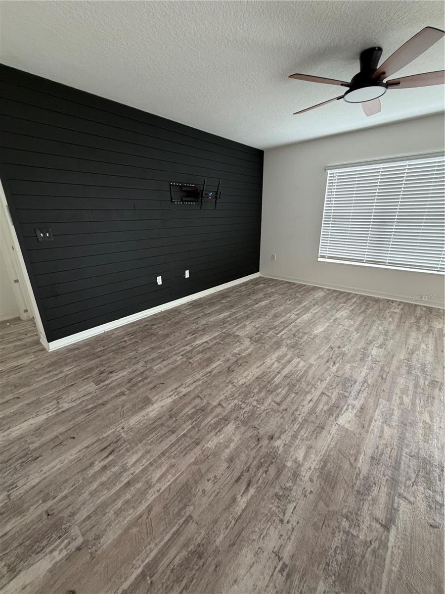 Listing photo 2 for 2500 Begonia St