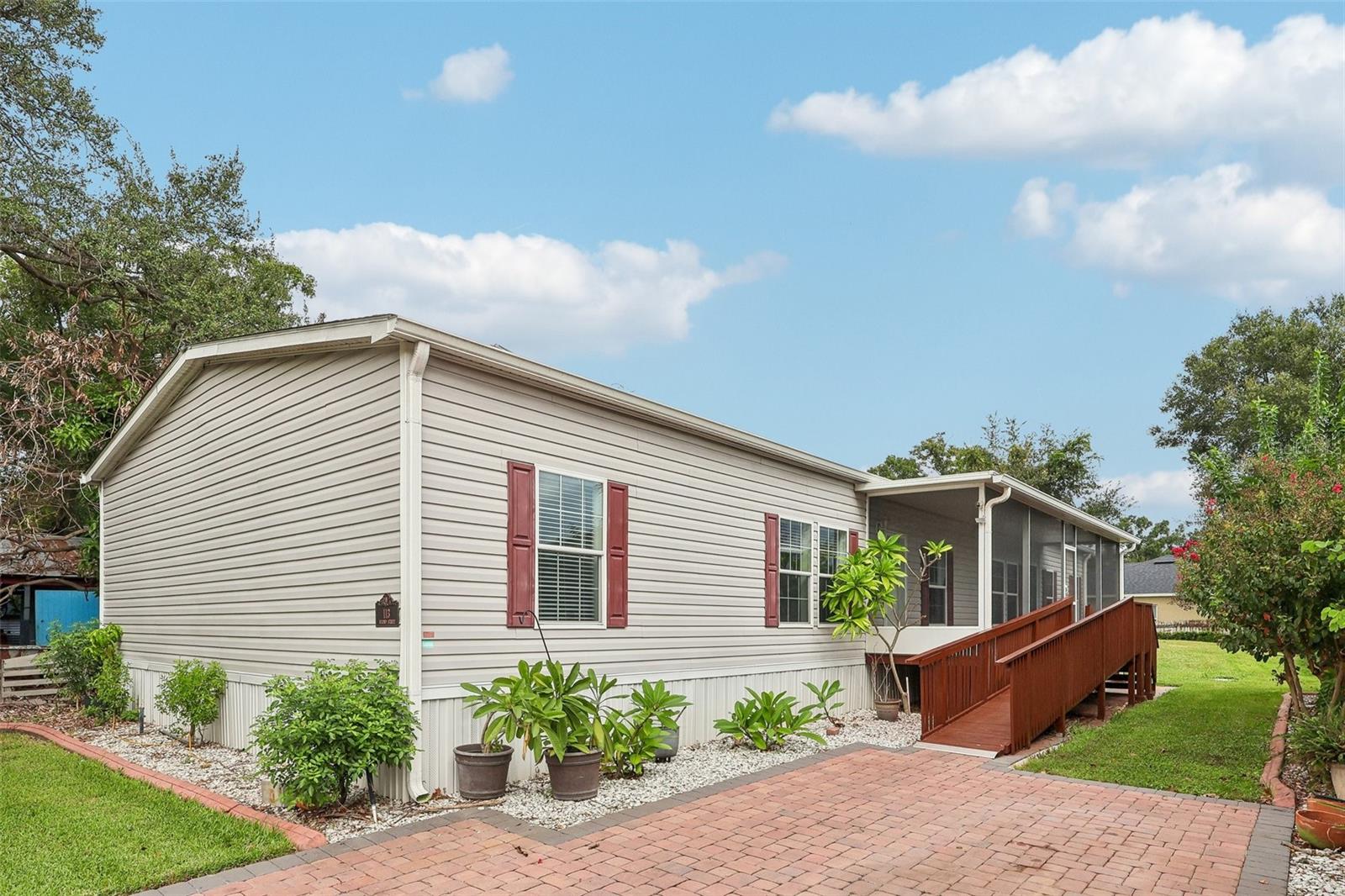 Listing photo 2 for 113 2nd St