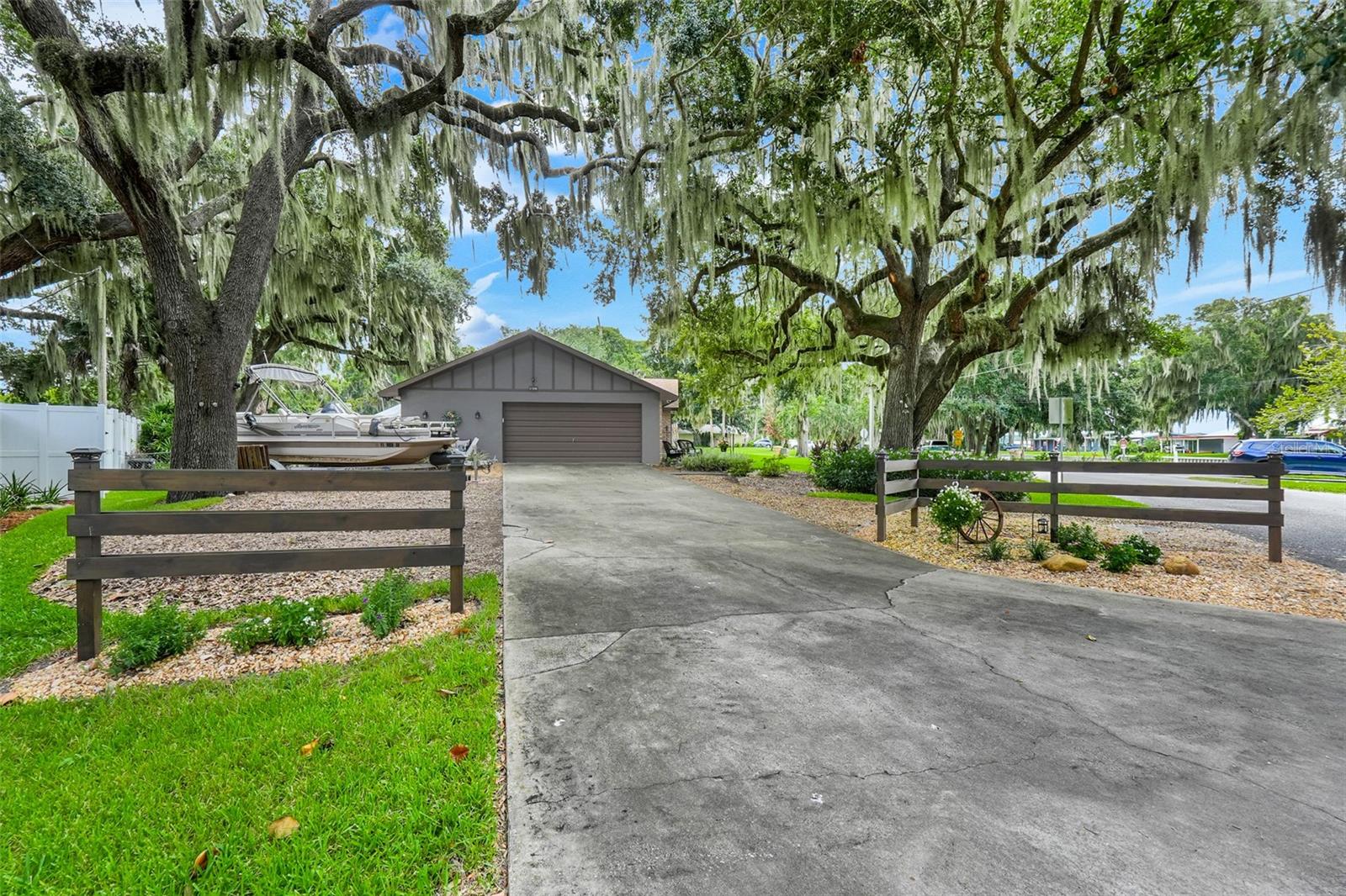Listing photo 3 for 31946 Harris Rd