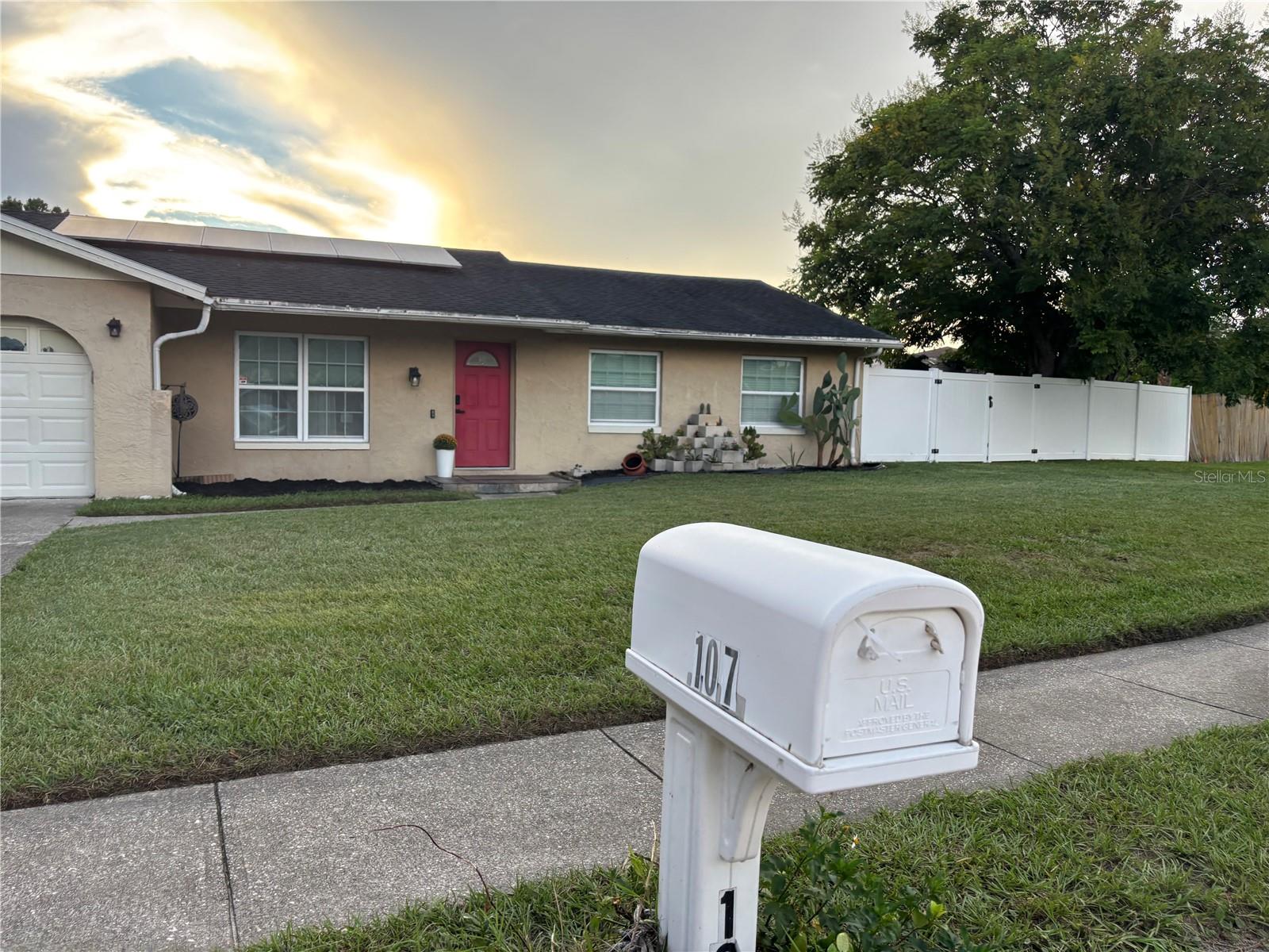 Listing photo 3 for 107 Sunset Dr
