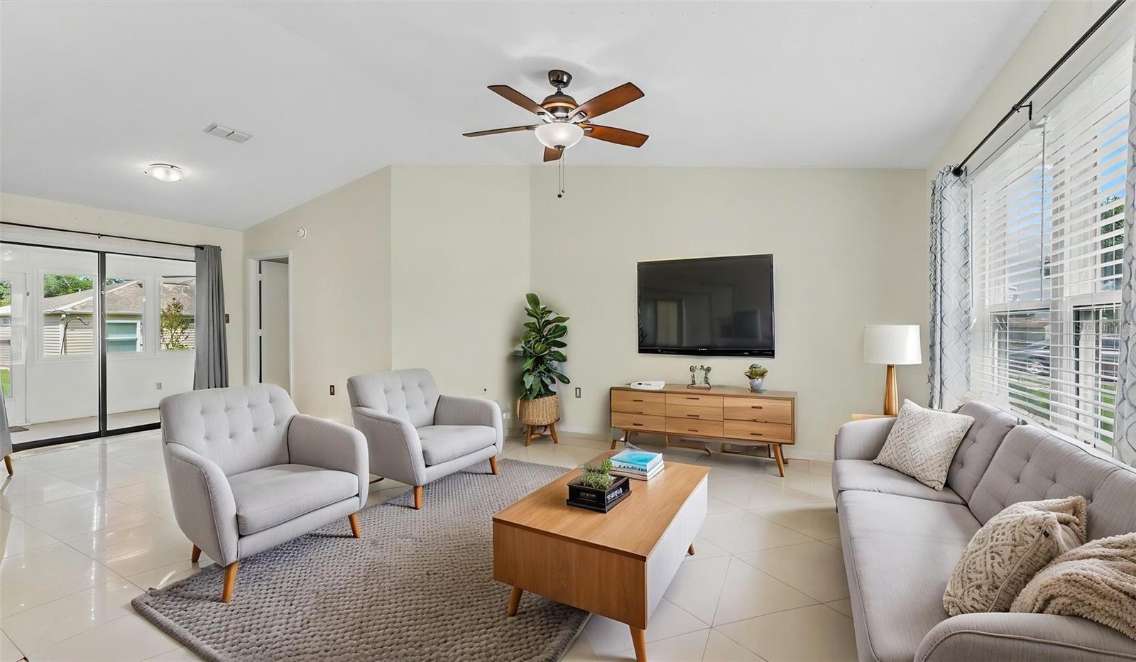 Listing photo 3 for 6109 Kittiwake Dr