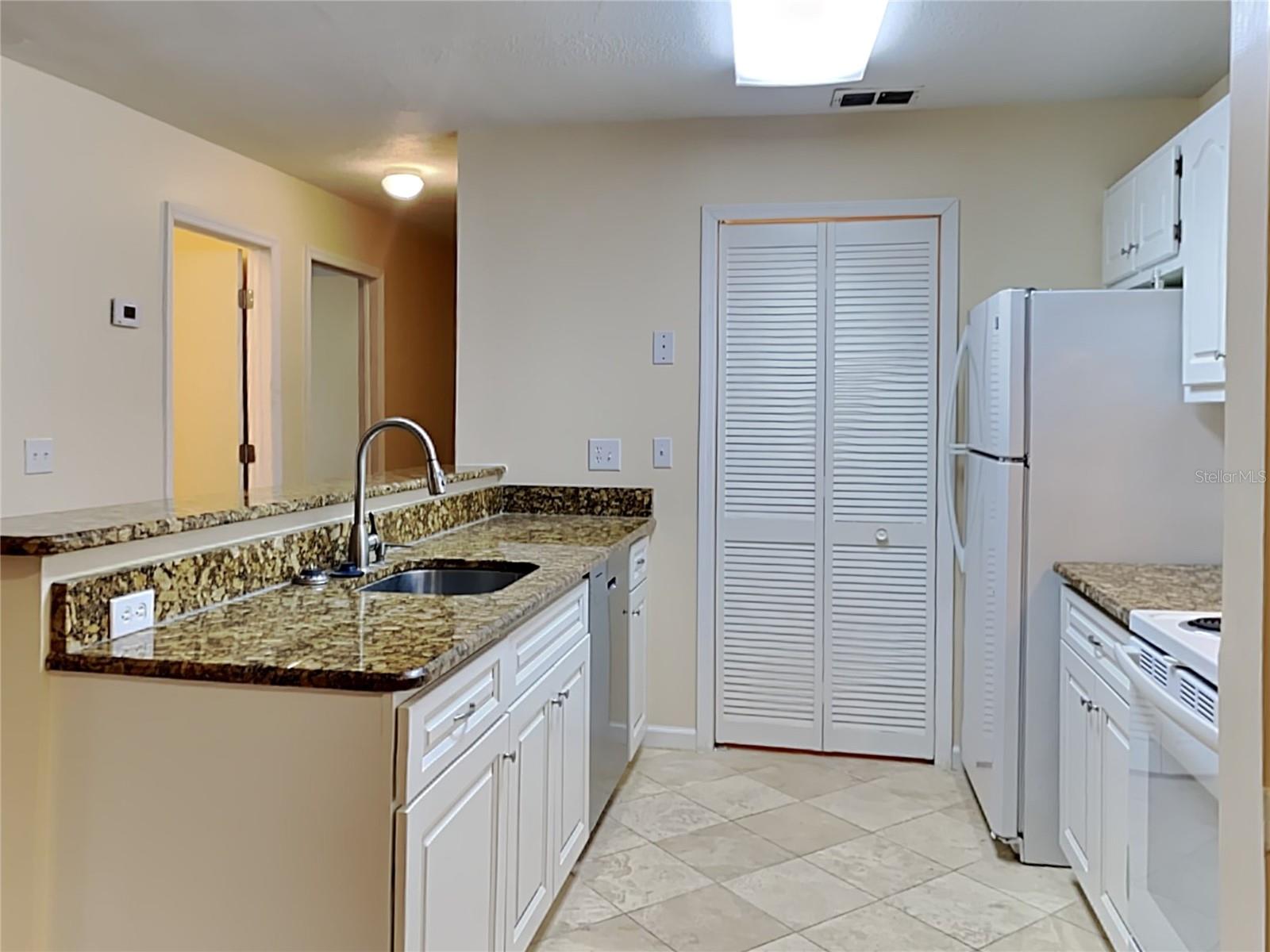 Listing photo 3 for 5980 Westgate Dr #103