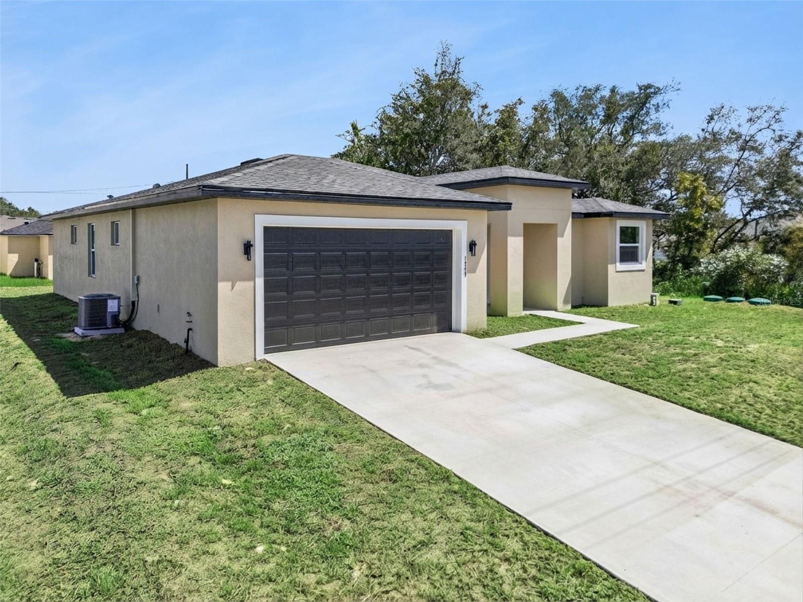 Listing photo 2 for 1444 Sarasota Dr